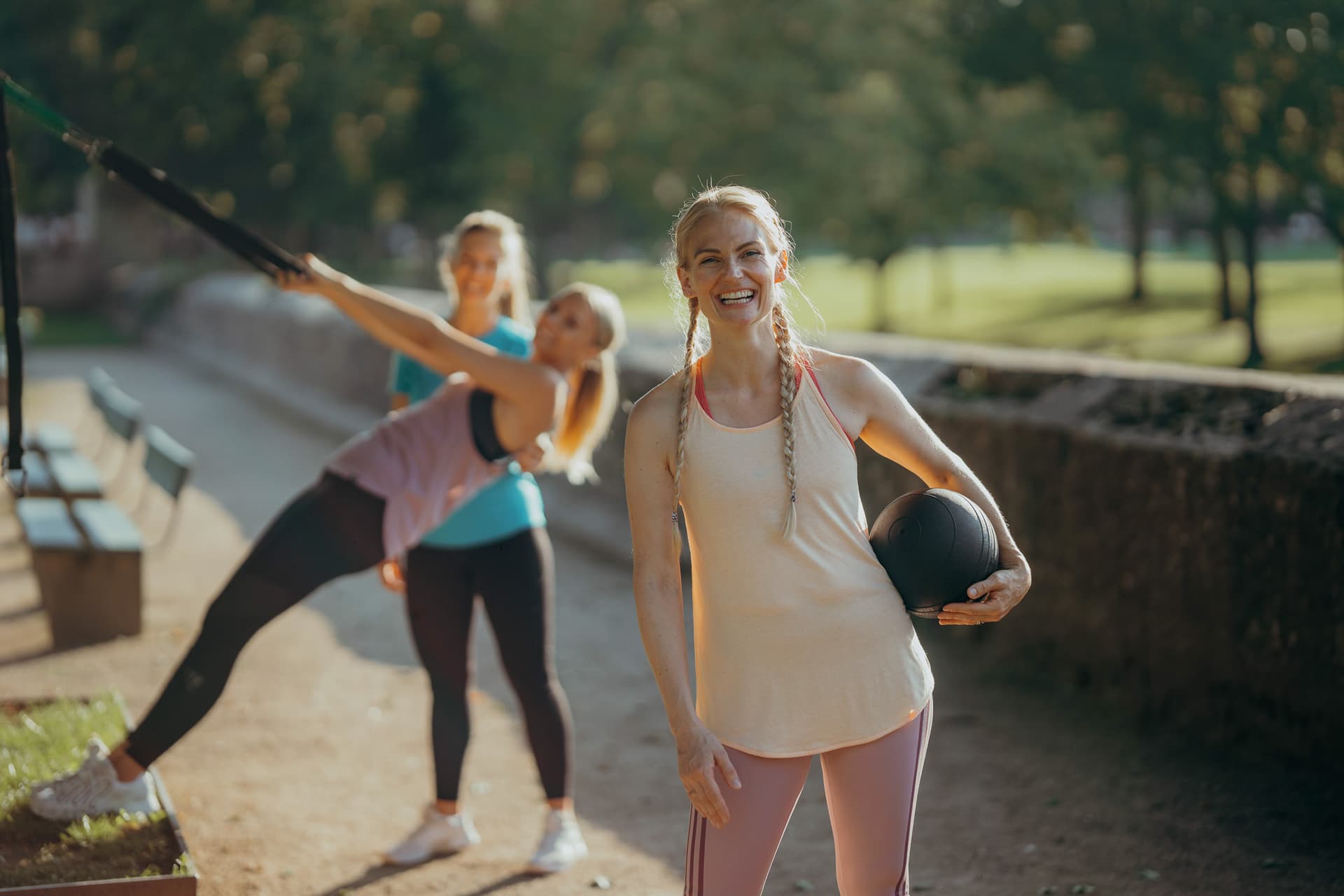 Strahlende Teilnehmende beim Outdoor Fitness Bootcamp in Mainz
