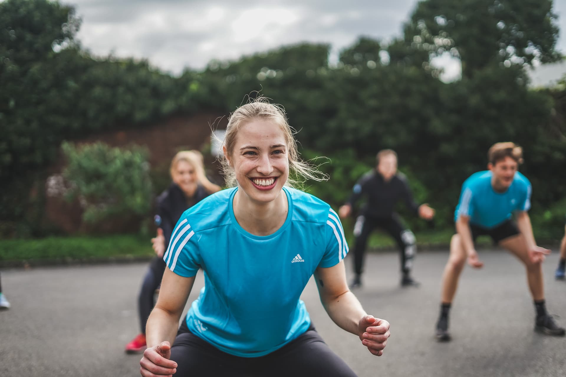 Fitness Trainer Viktoria Clemens aus Berlin lacht beim Training