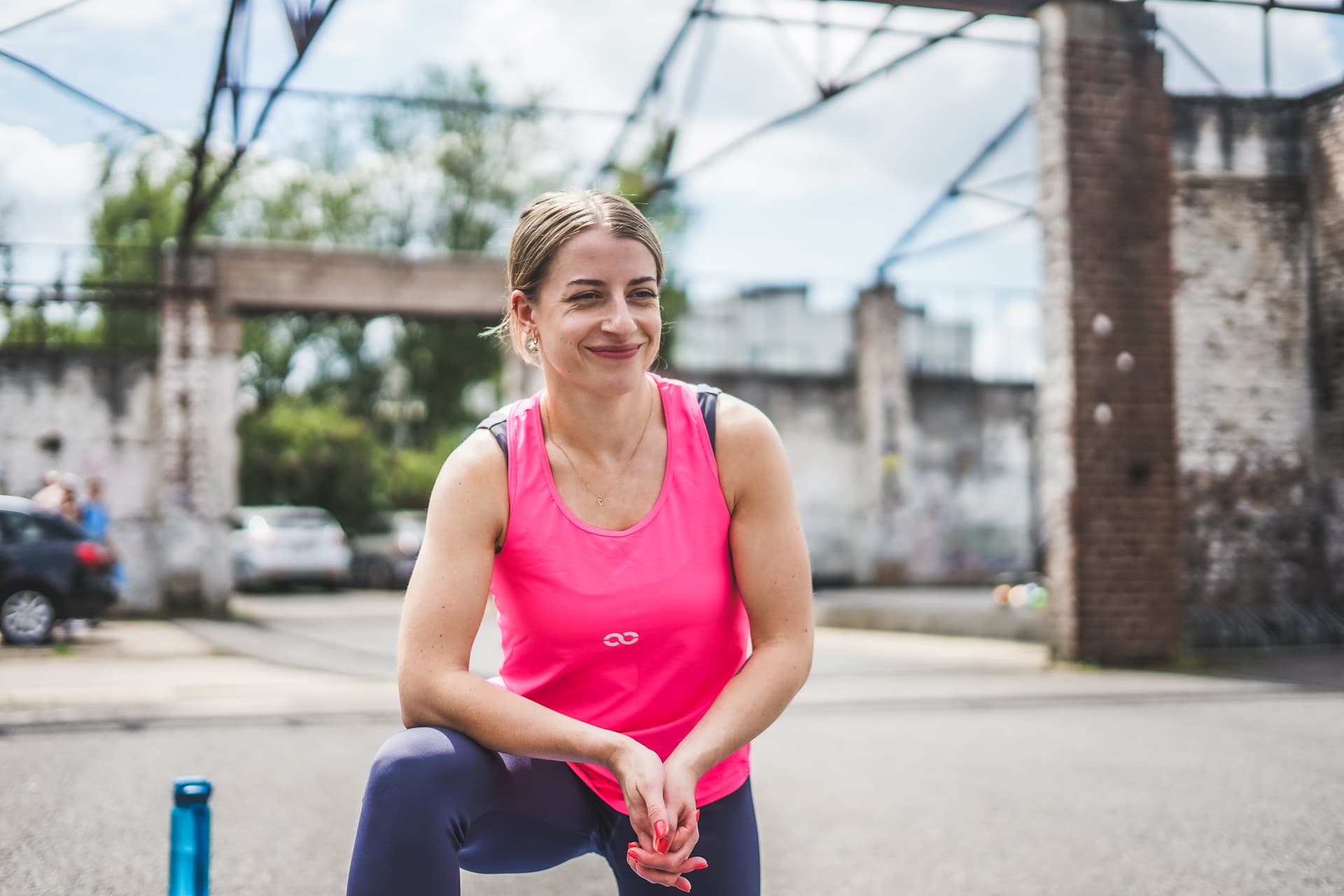 Fitness Trainerin Katharina Schlüsselburg aus Hamburg kniet