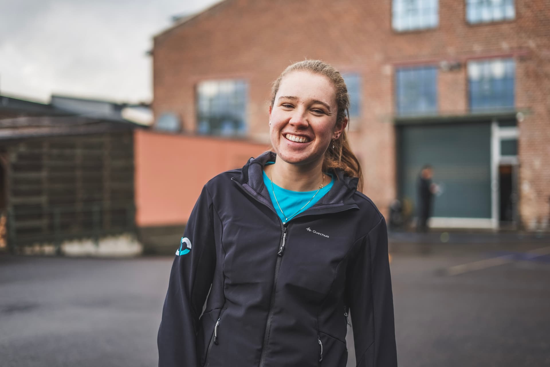 Fitness Trainerin Helena im blauen Shirt