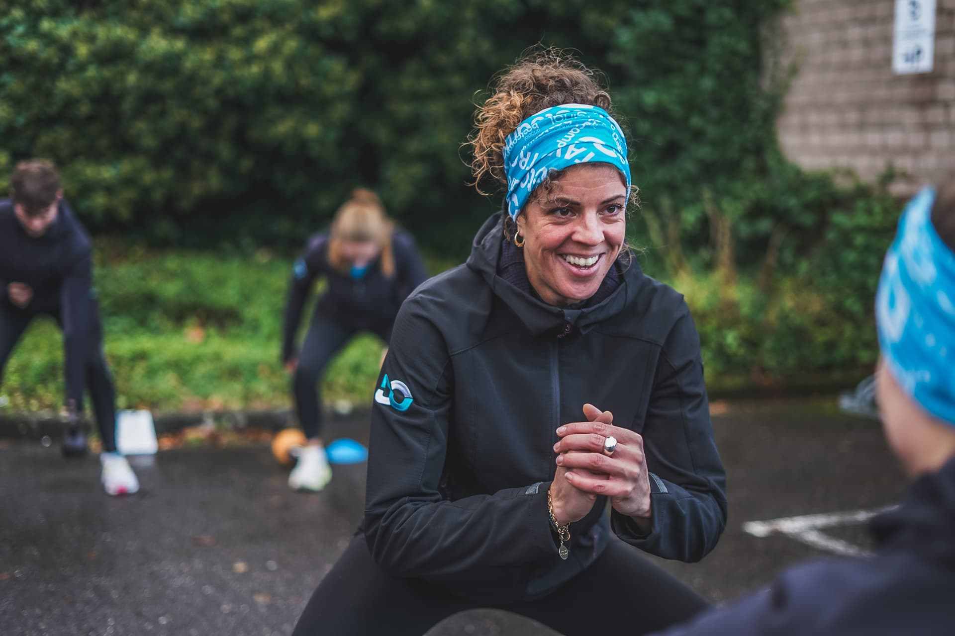 Natalie Arampatzis, Personal Trainerin in München, motiviert ihre Gruppe während eines Outdoor-Fitnesstrainings
