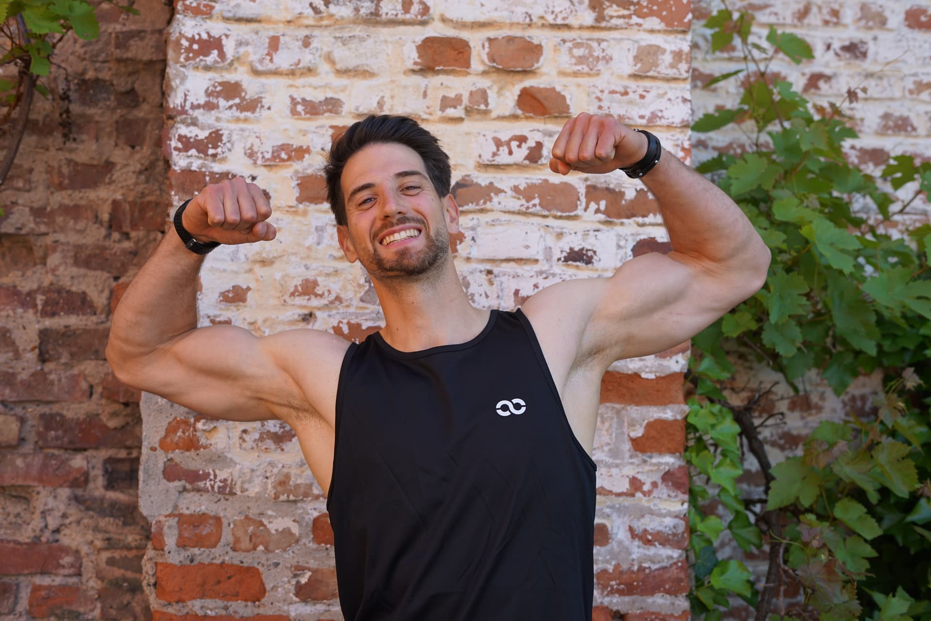 Fitness Trainer im blauen Shirt