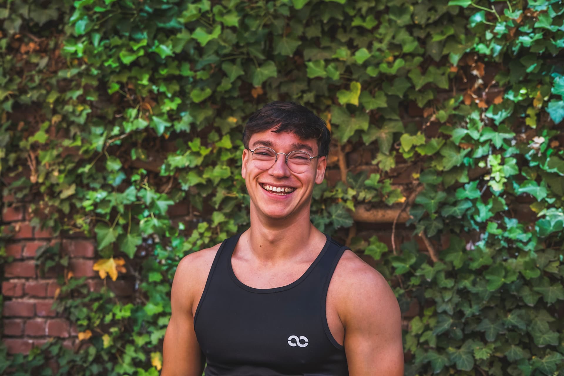 Fitness Trainer im schwarzen TankTop