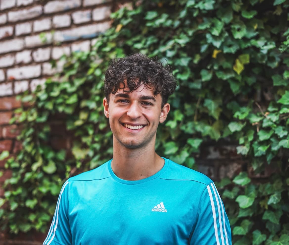 Fitness Trainer Luca aus Köln im blauen Shirt