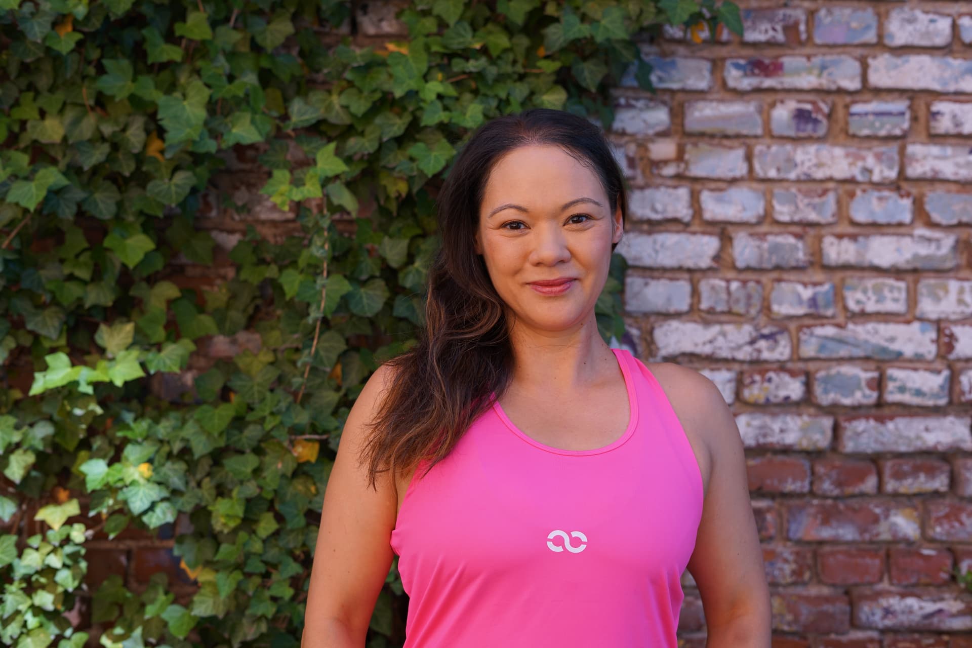Fitness Trainerin Sandra Tauer steht vor Wand
