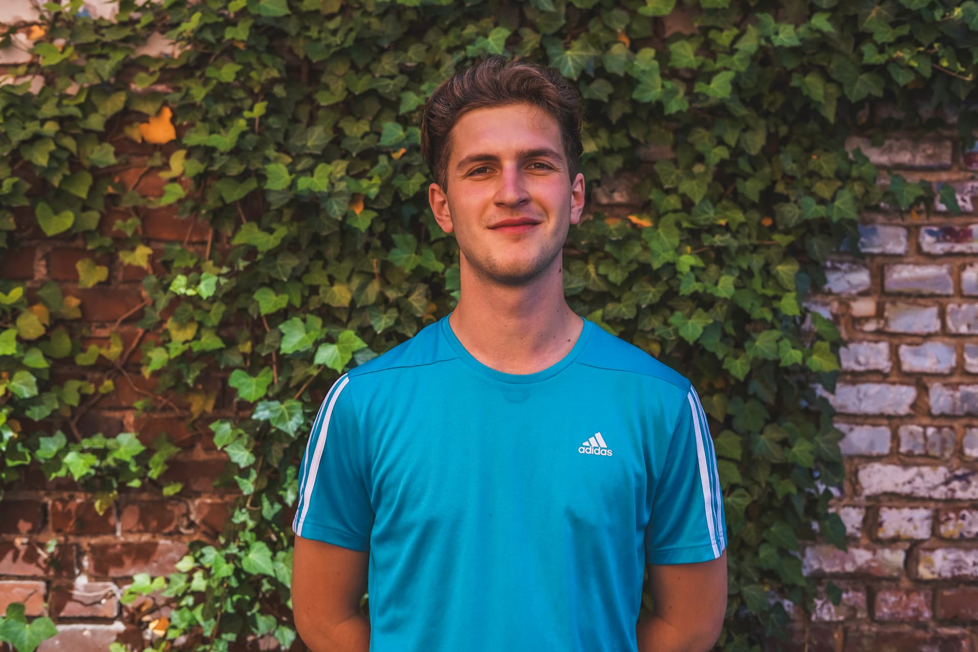 Fitness Trainer Julian Kempers im blauen Shirt