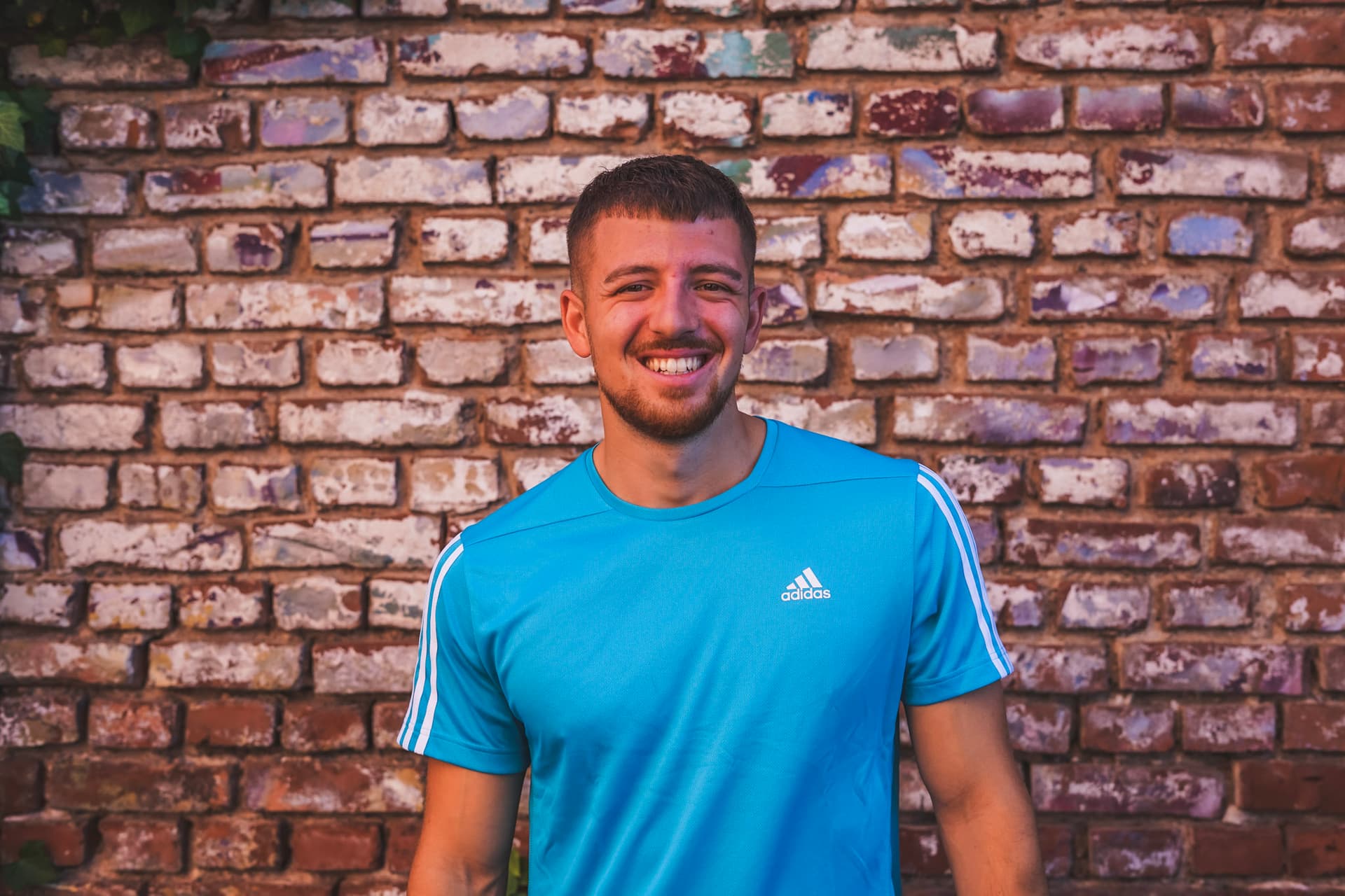 Fitness Trainer Henrik aus Köln im blauen Shirt