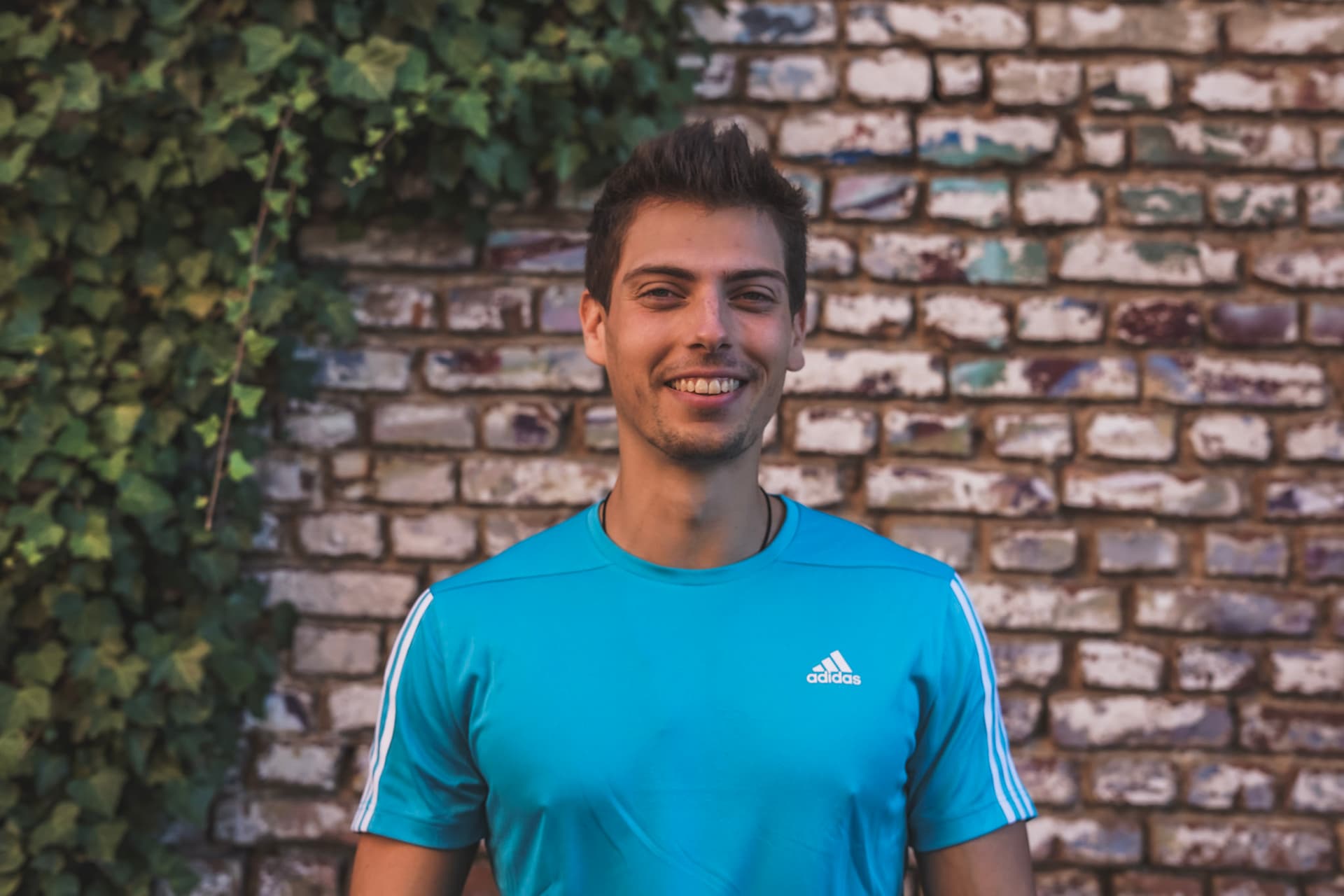 Fitness Trainer im blauen Shirt