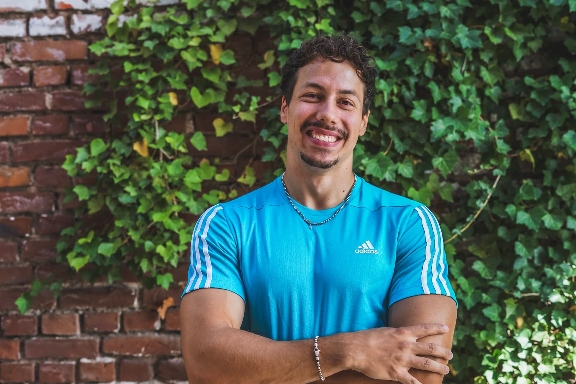 Fitness Trainer im blauen Shirt