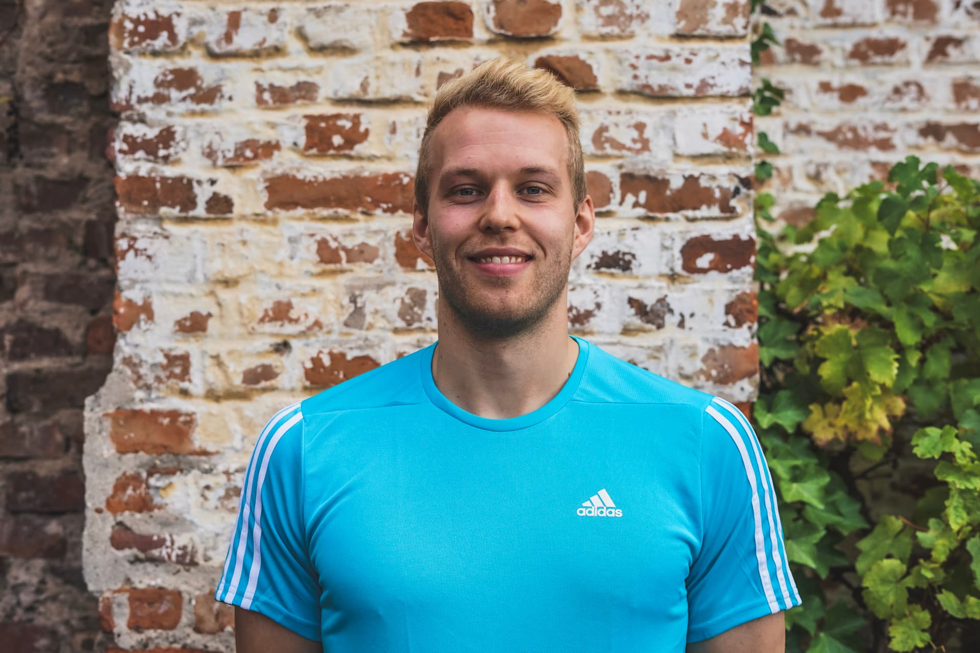 Fitness Trainer im blauen Shirt