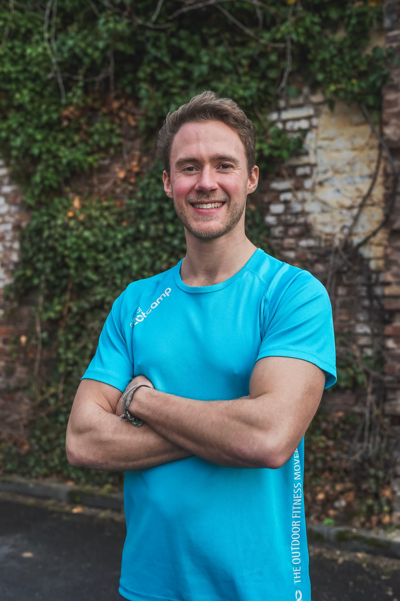 Fitness Trainer im blauen Shirt