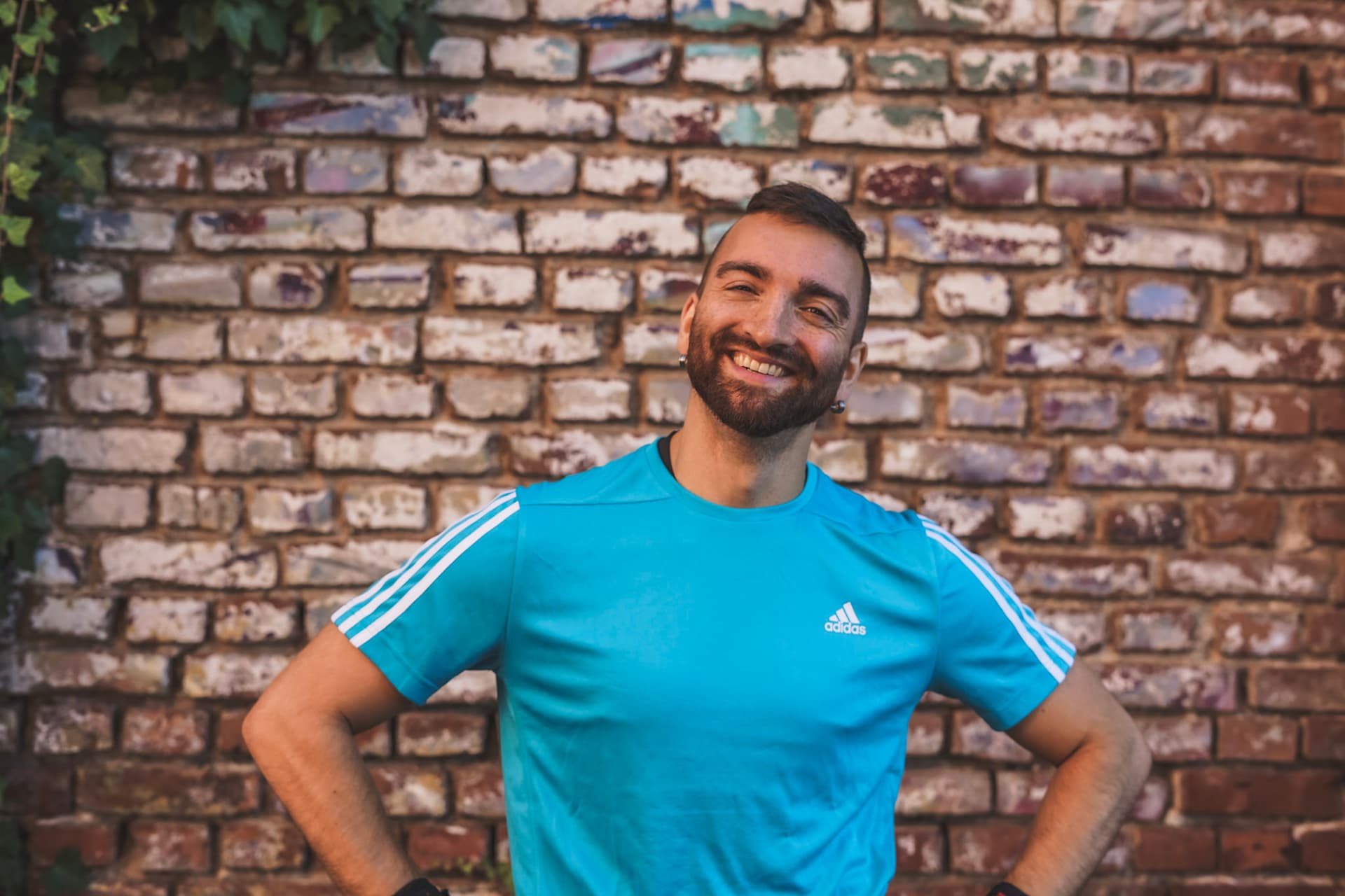 Fitness Trainer im blauen Shirt