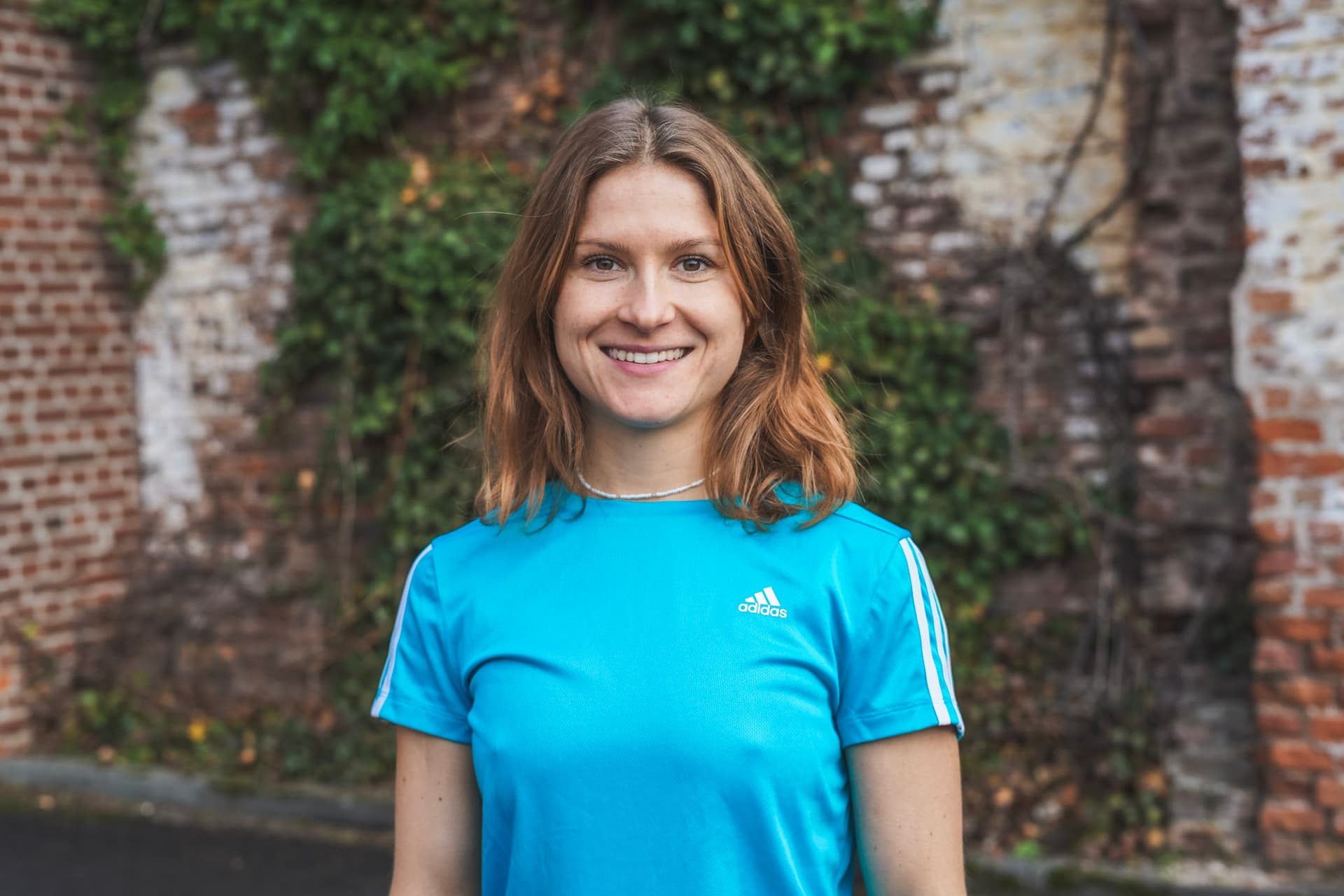 Fitness Trainer im blauen Shirt