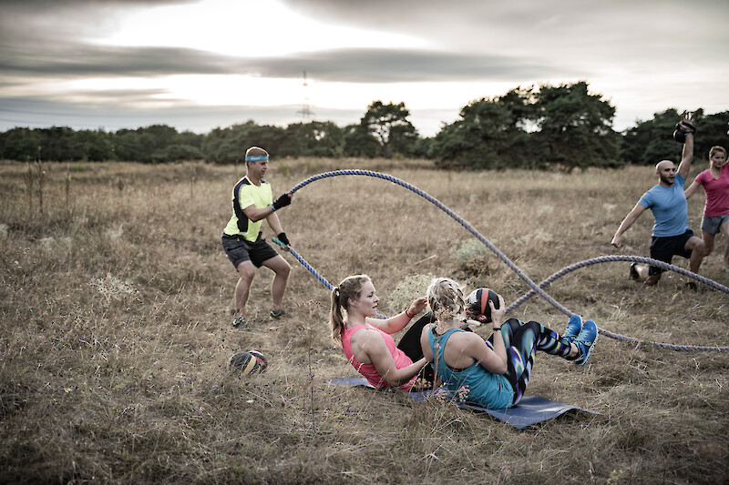 Outdoor Zirkeltraining mit Medizinball und Battle Ropes – intensives Workout zum Abnehmen in der Gruppe
