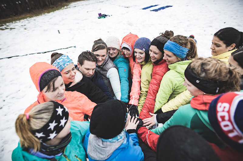 Outdoor Fitness München: Gruppenworkout im Winter mit Teamspirit im Park.