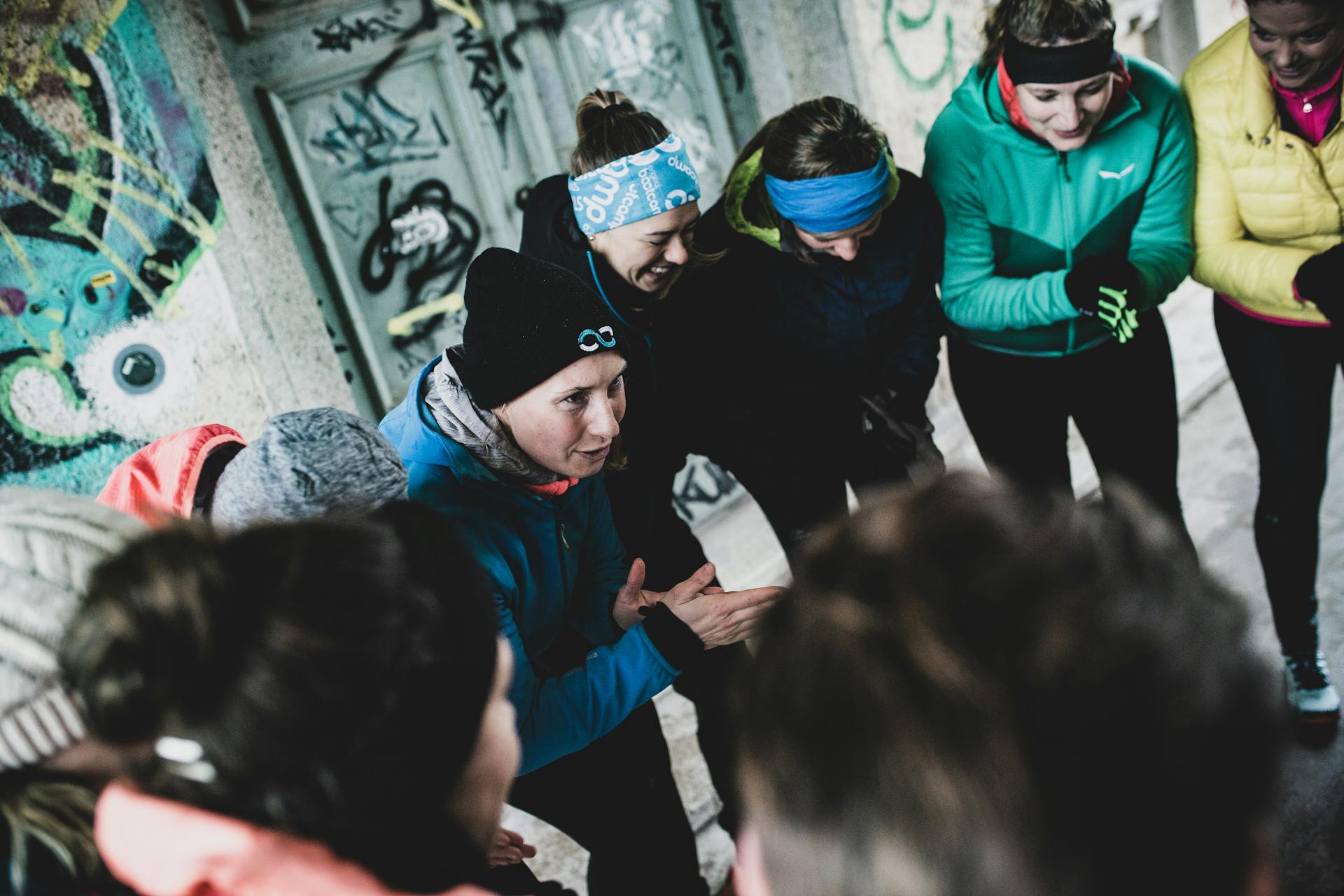 Eine Gruppe trainiert outdoor bei kalten Temperaturen