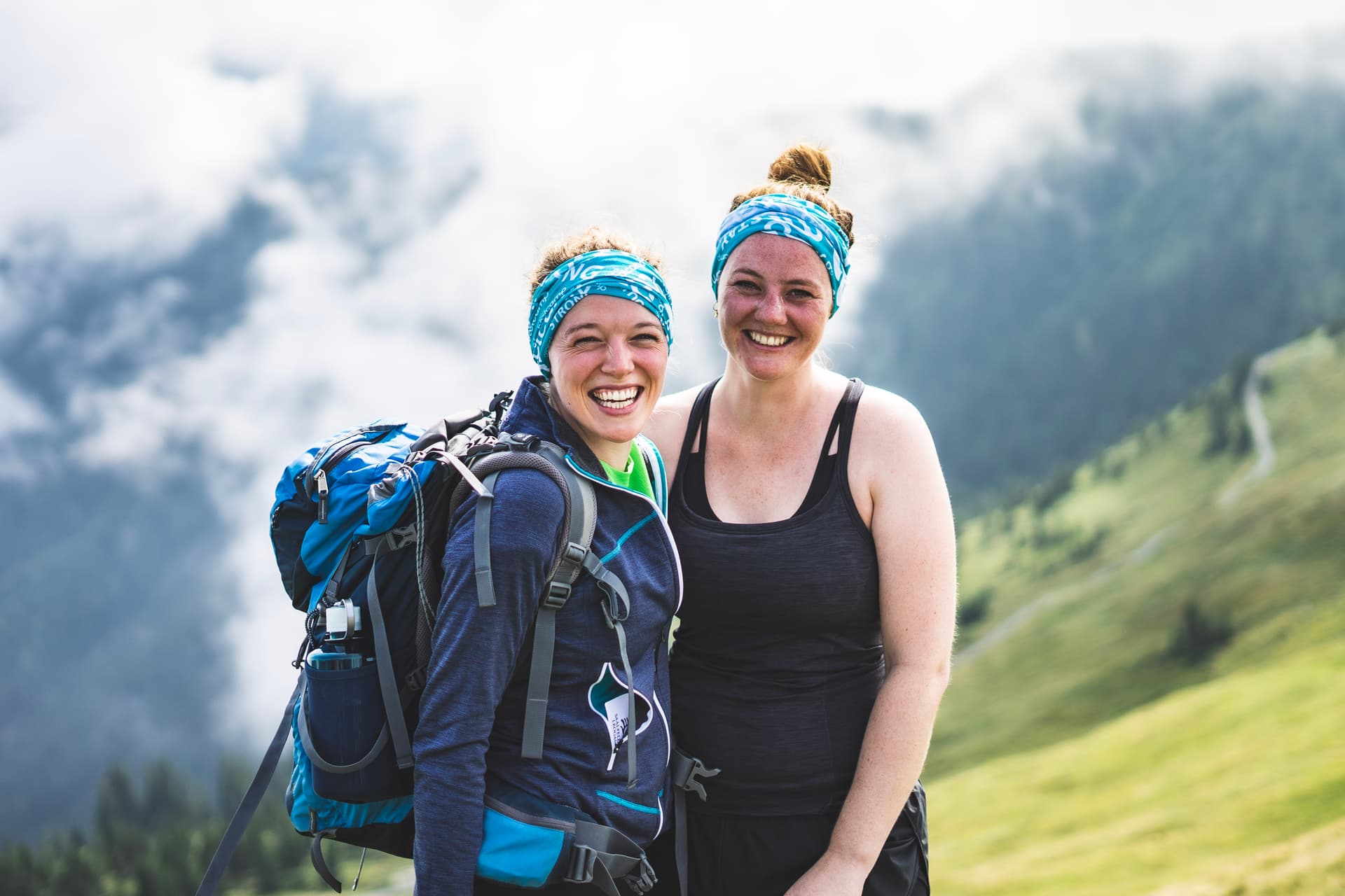 Zwei Frauen bei einer Wanderung auf einem Fitness Retreat