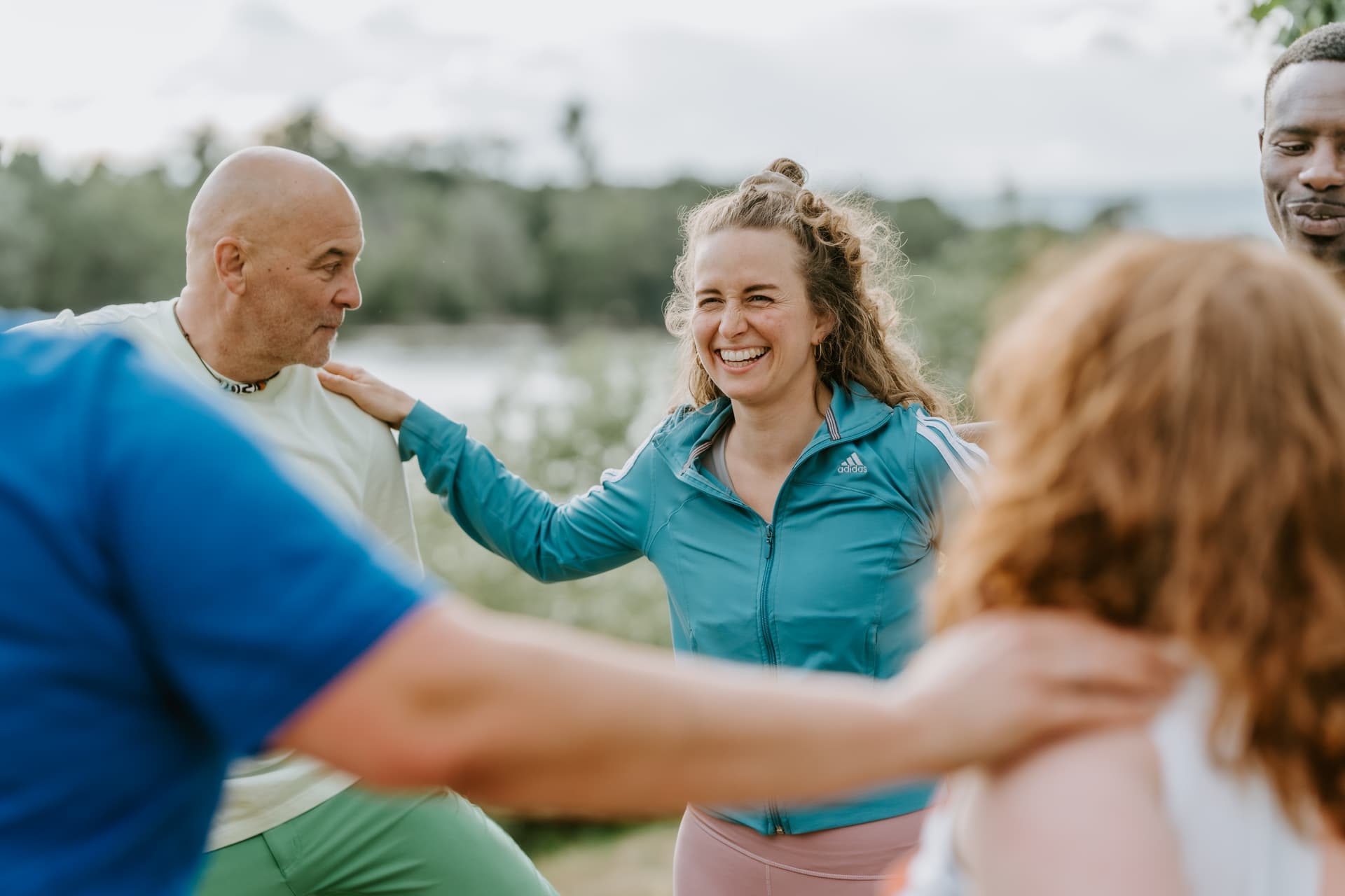 Junge Frau hat Spaß beim Outdoor Training