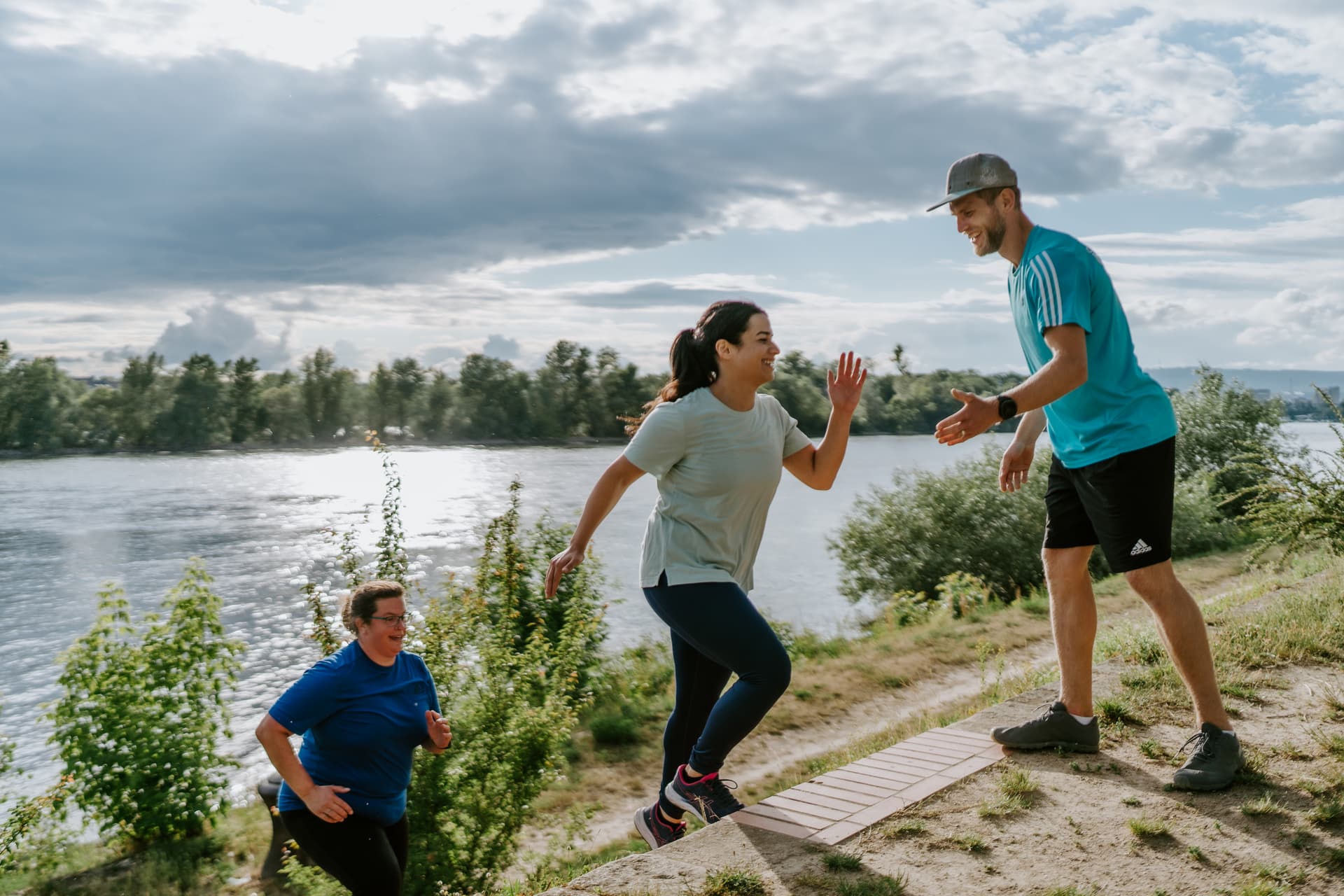 Trainer motiviert Gruppe beim Laufen