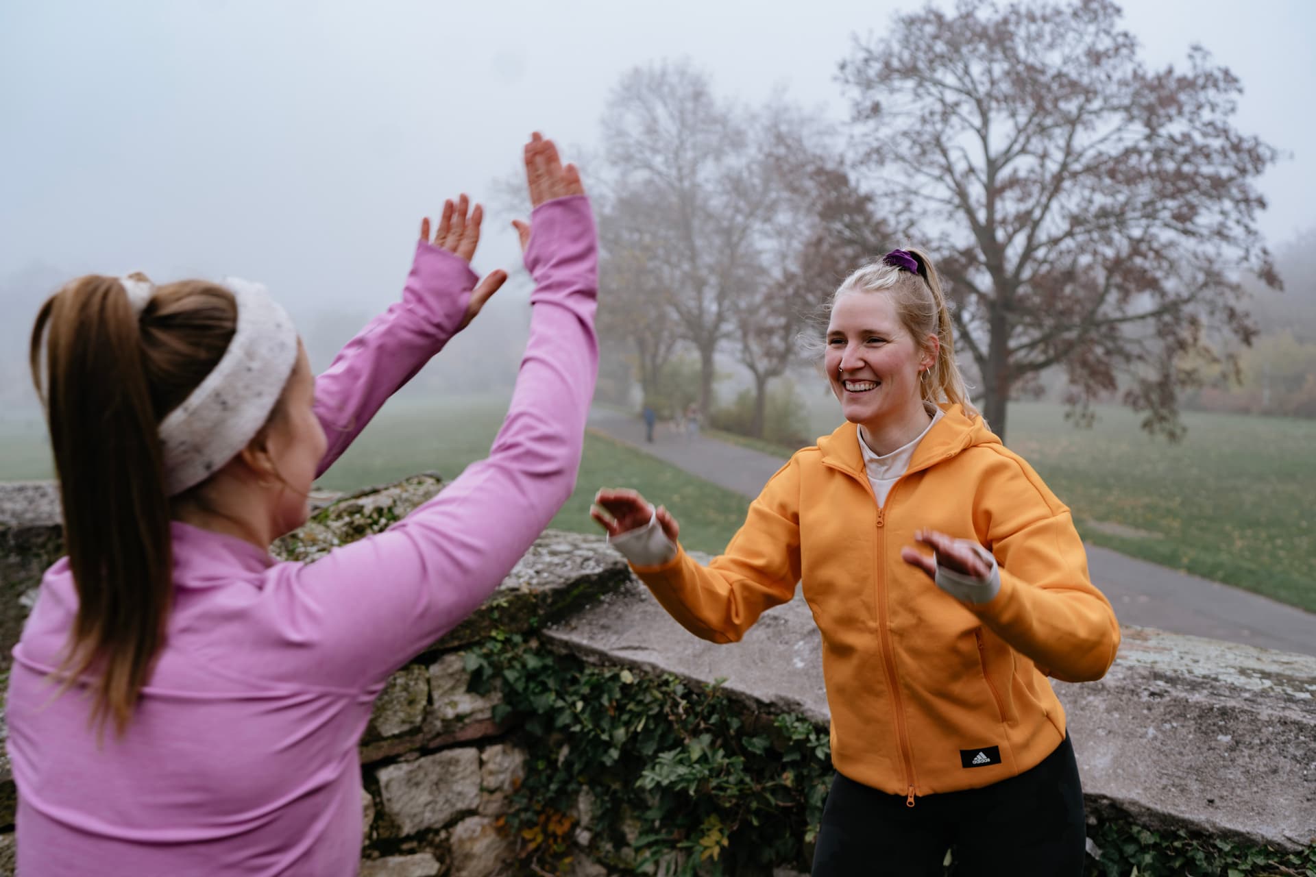 Zwei Frauen haben Spaß während des Outdoor Trainings