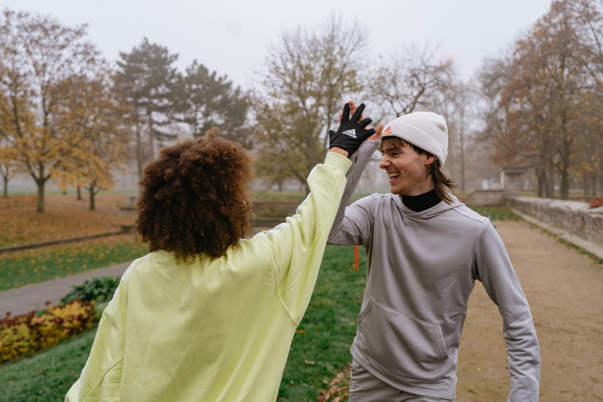 Zwei Personen motivieren sich gegenseitig zwischen zwei Übungen mit einem Highfive