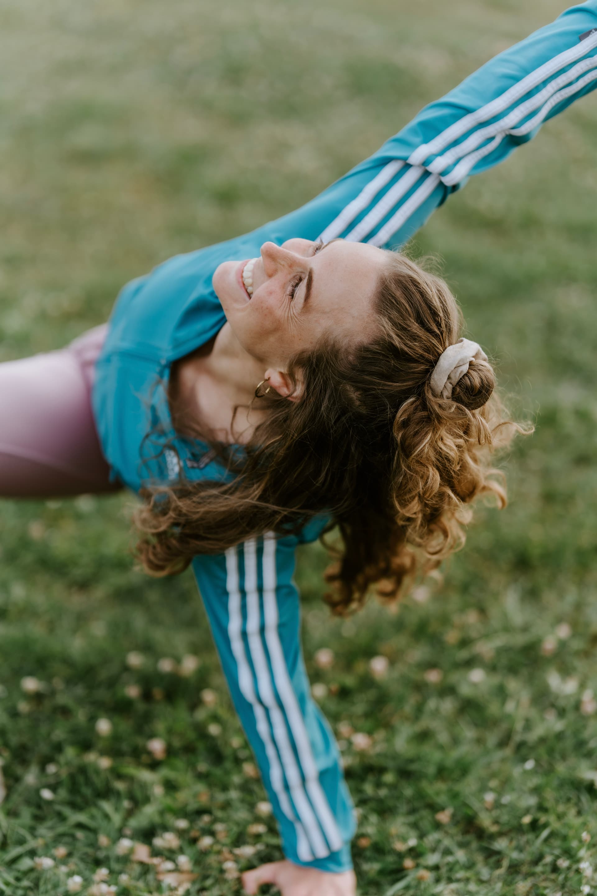 Frau in der Natur bei einer Yogaübung