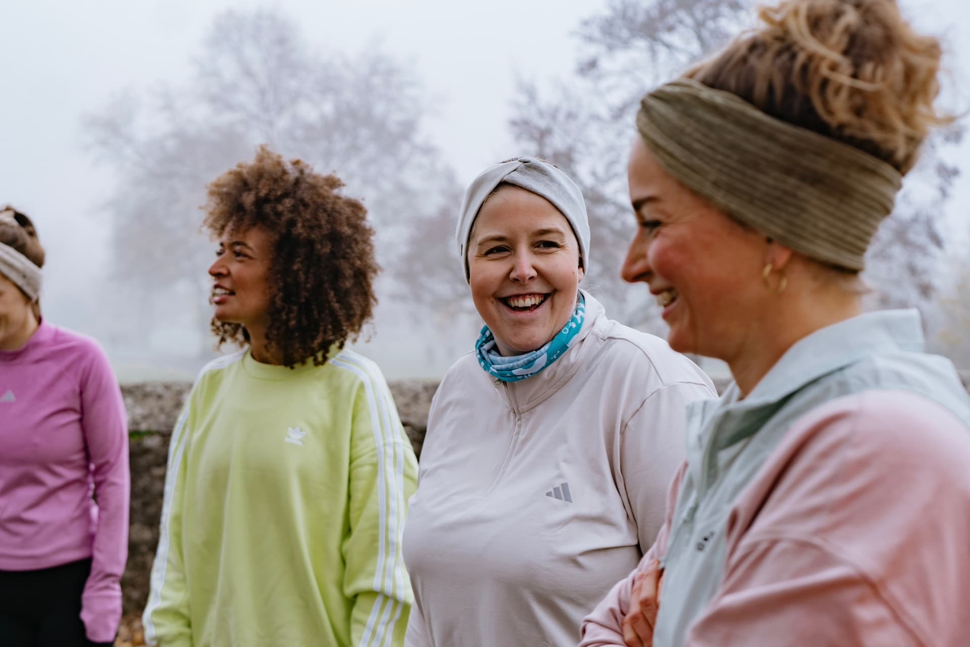 Teilnehmerinnen eines Outdoor Trainings unterhalten sich