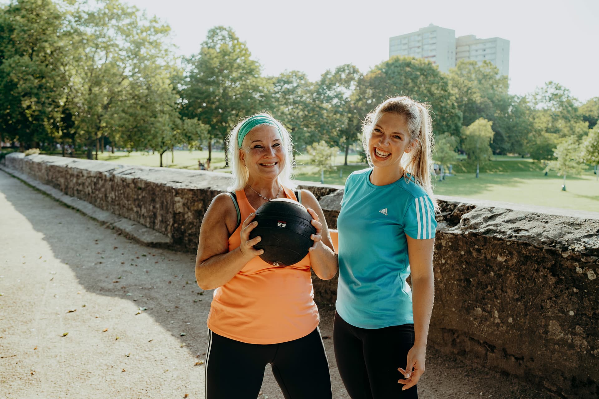 Strahlende Teilnehmende beim Outdoor Fitness Bootcamp in Berlin