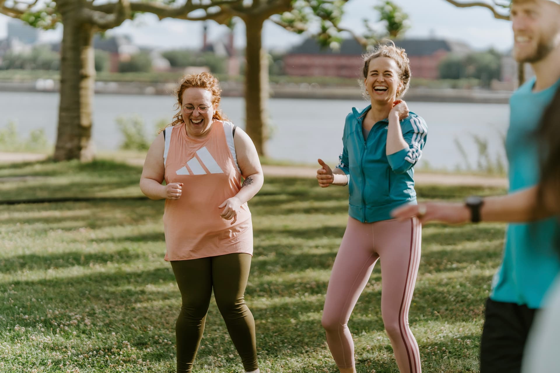 Zwei Frauen lachen gemeinsam beim Weekender-Training