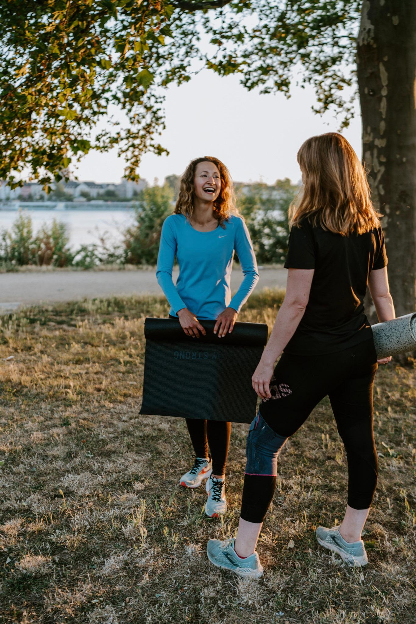 Zwei Frauen beim Frauen Fitness Bootcamp in Düsseldorf