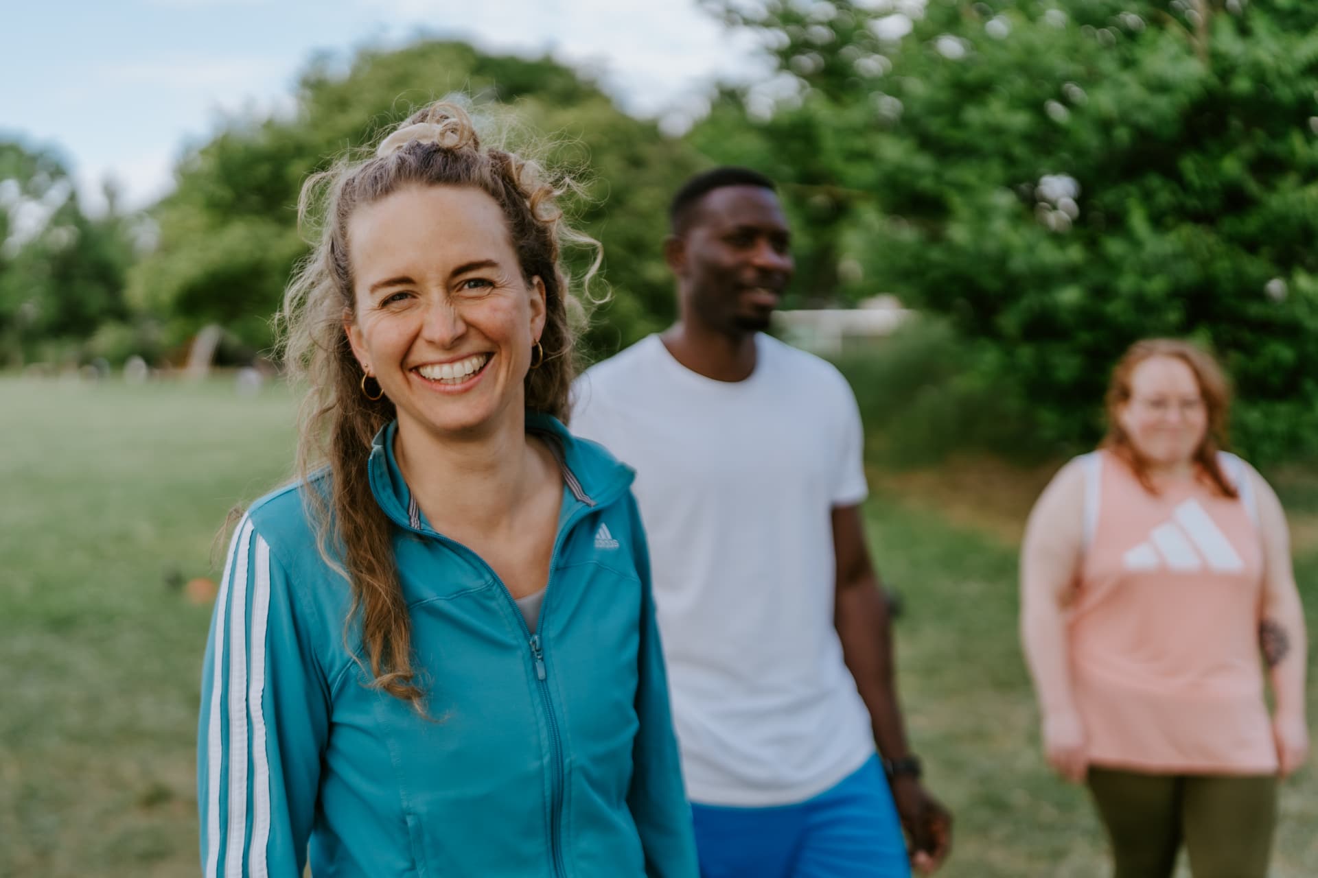 Glückliche Teilnehmerin im Outdoor Fitness Bootcamp