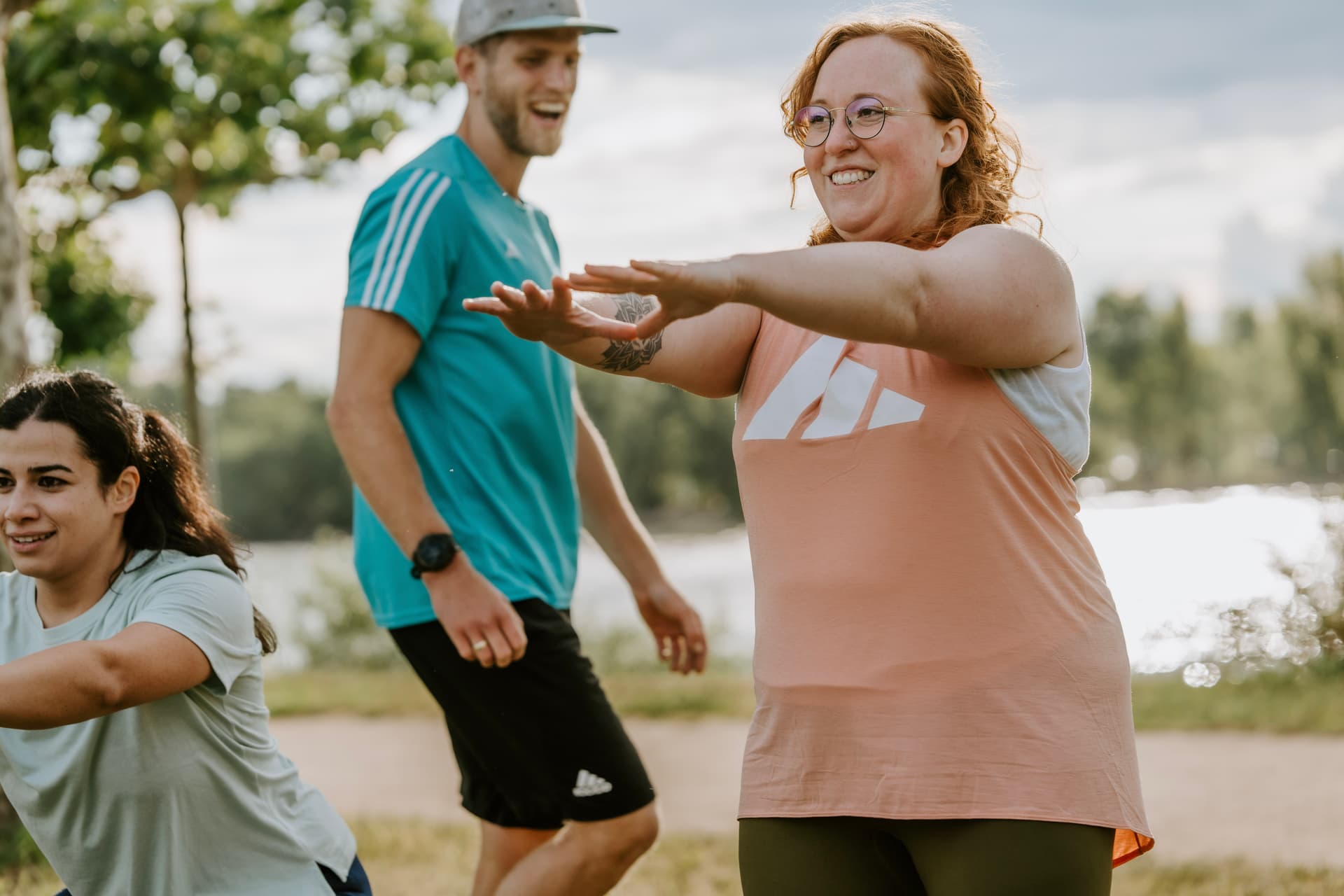 Eine Sportanfängerin fühlt sich sichtlich wohl im Bootcamp