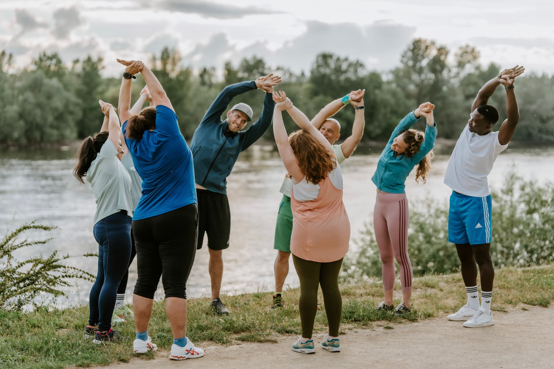 Eine Trainingsgruppe im Outdoor Fitness Bootcamp wärmt sich gründlich auf