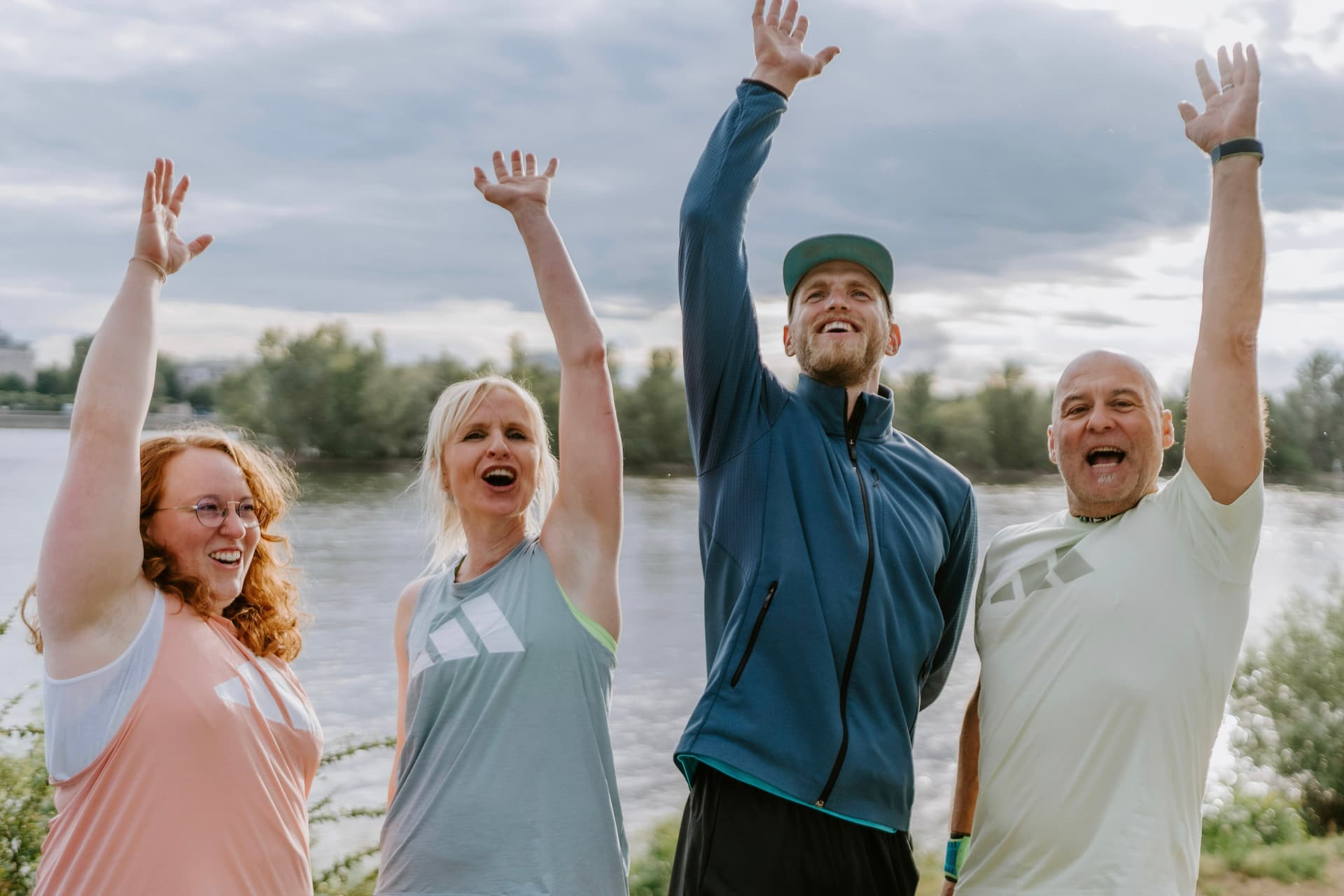 Ein Bootcamp Team jubelt gemeinsam nach einem gelungenen Workout