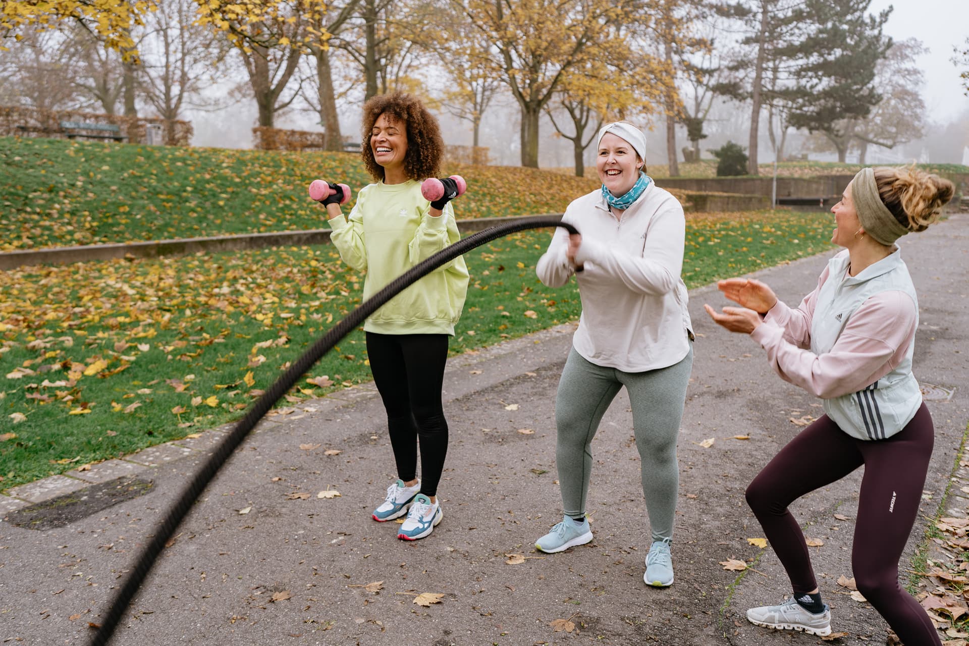 Motivierende Atmosphäre im Fit Women Outdoor Fitness Bootcamp