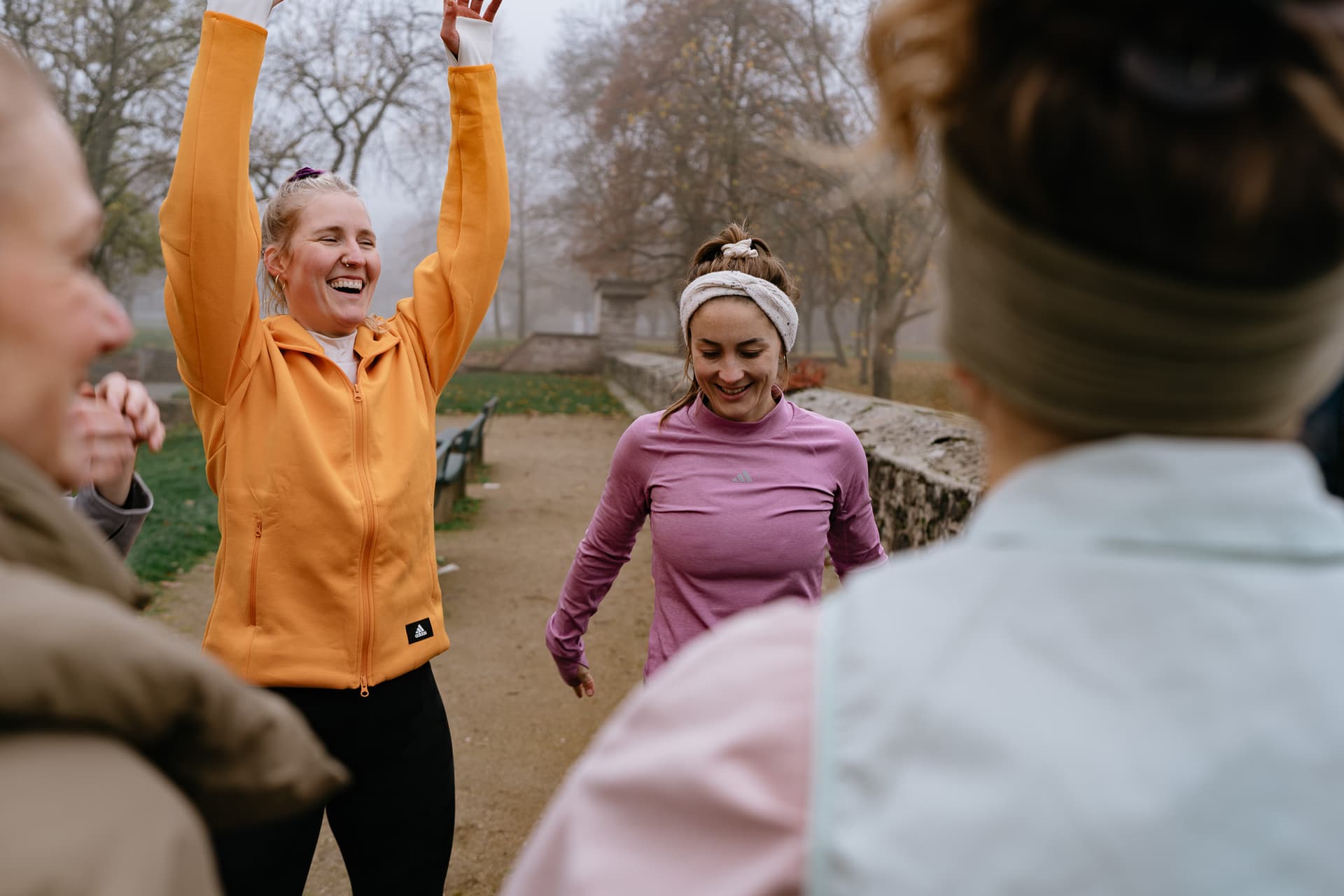 Lachende Frauen im Frauen Fitness Bootcamp