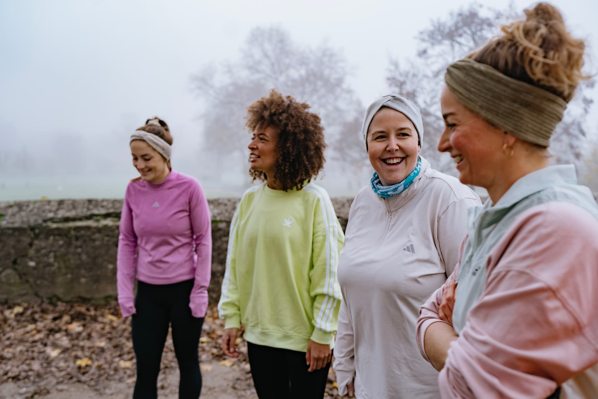 Eine Gruppe von Frauen haben Spaß während des Outdoor Sports