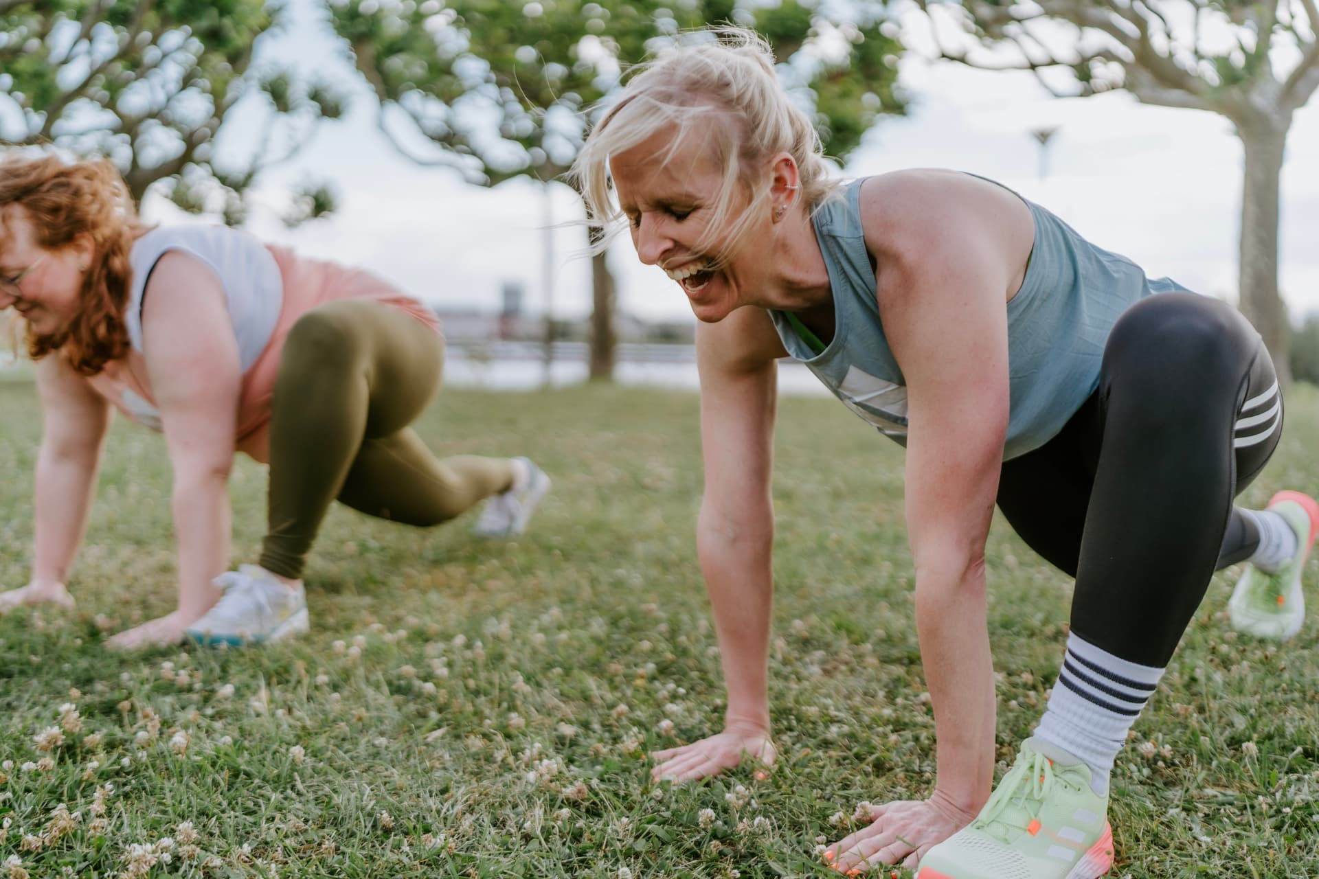 Ausfallschritt im Frauen Fitness Workout Köln