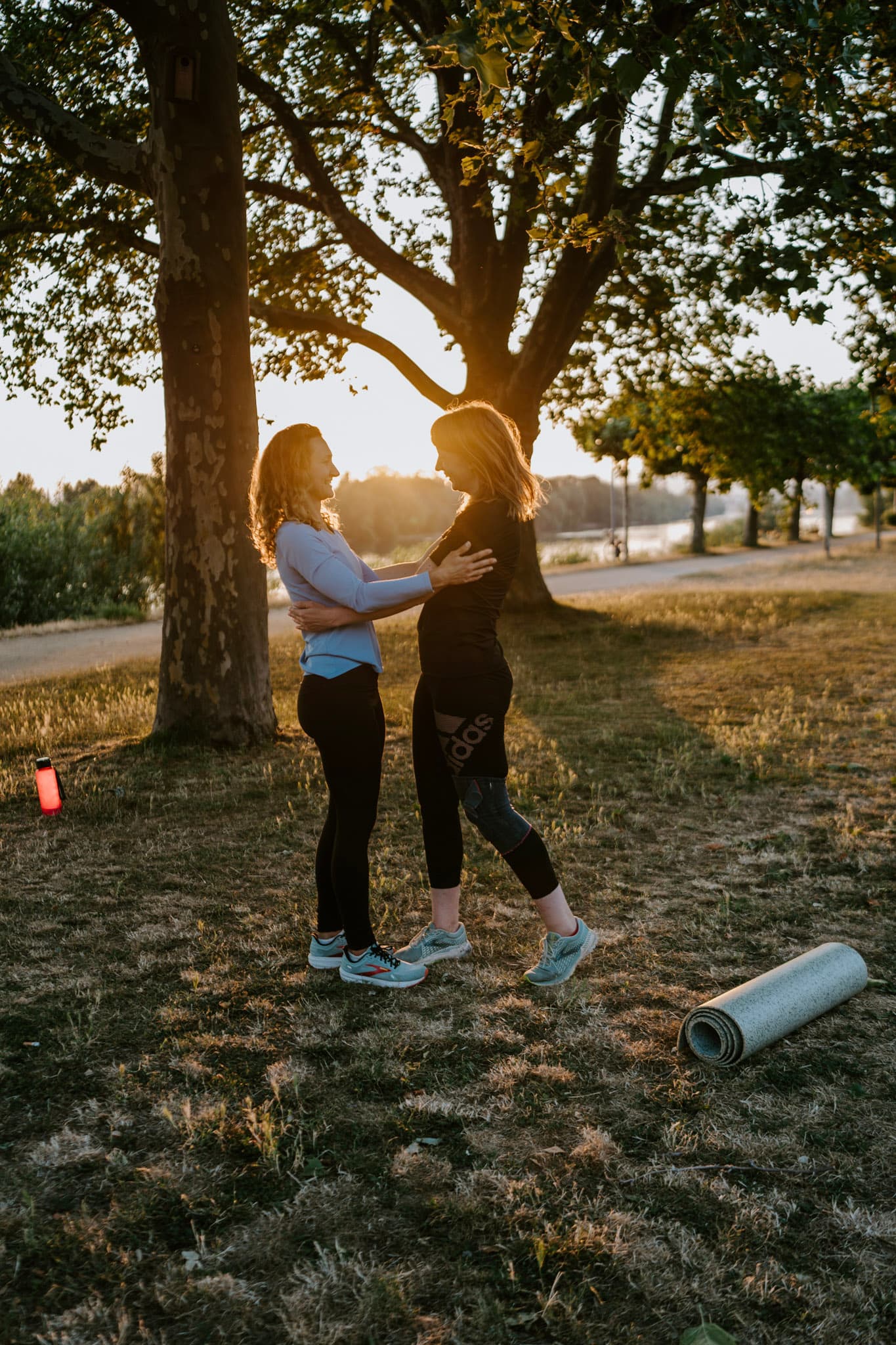 Zwei Frauen umarmen sich nach einem erfolgreichen Workout in München