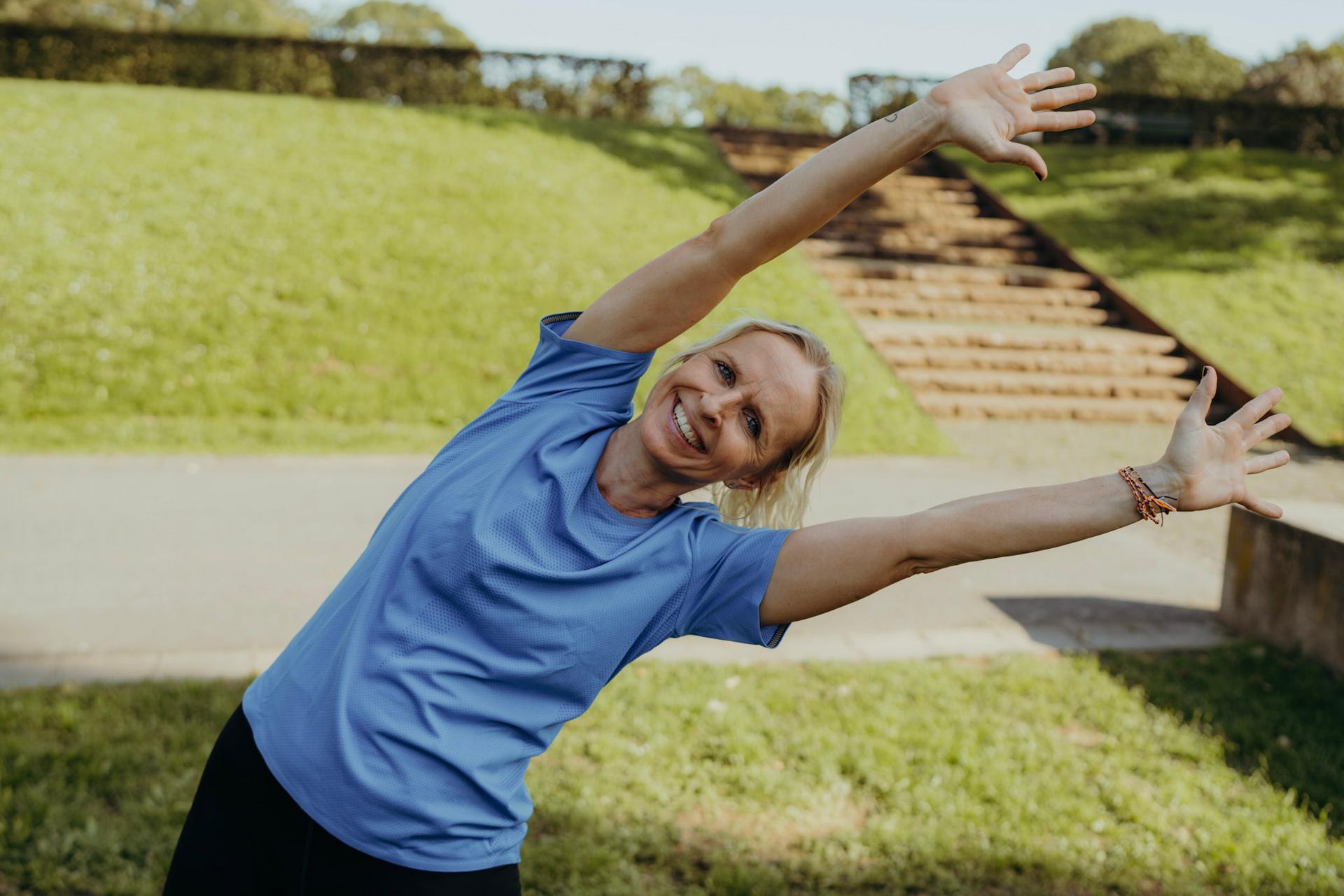 Lächelnde Frau im Frauen Fitness Bootcamp