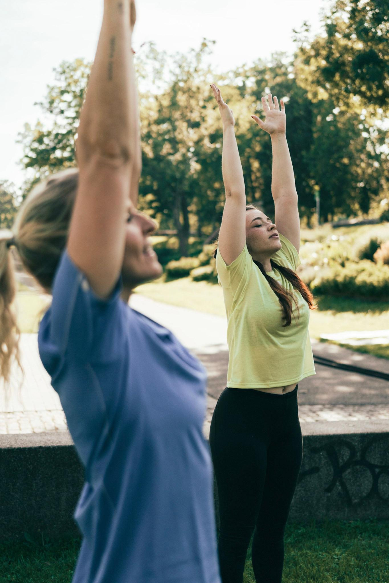 Teilnehmerin eines Ladys Only Bootcamps beim Warm Up in Düsseldorf