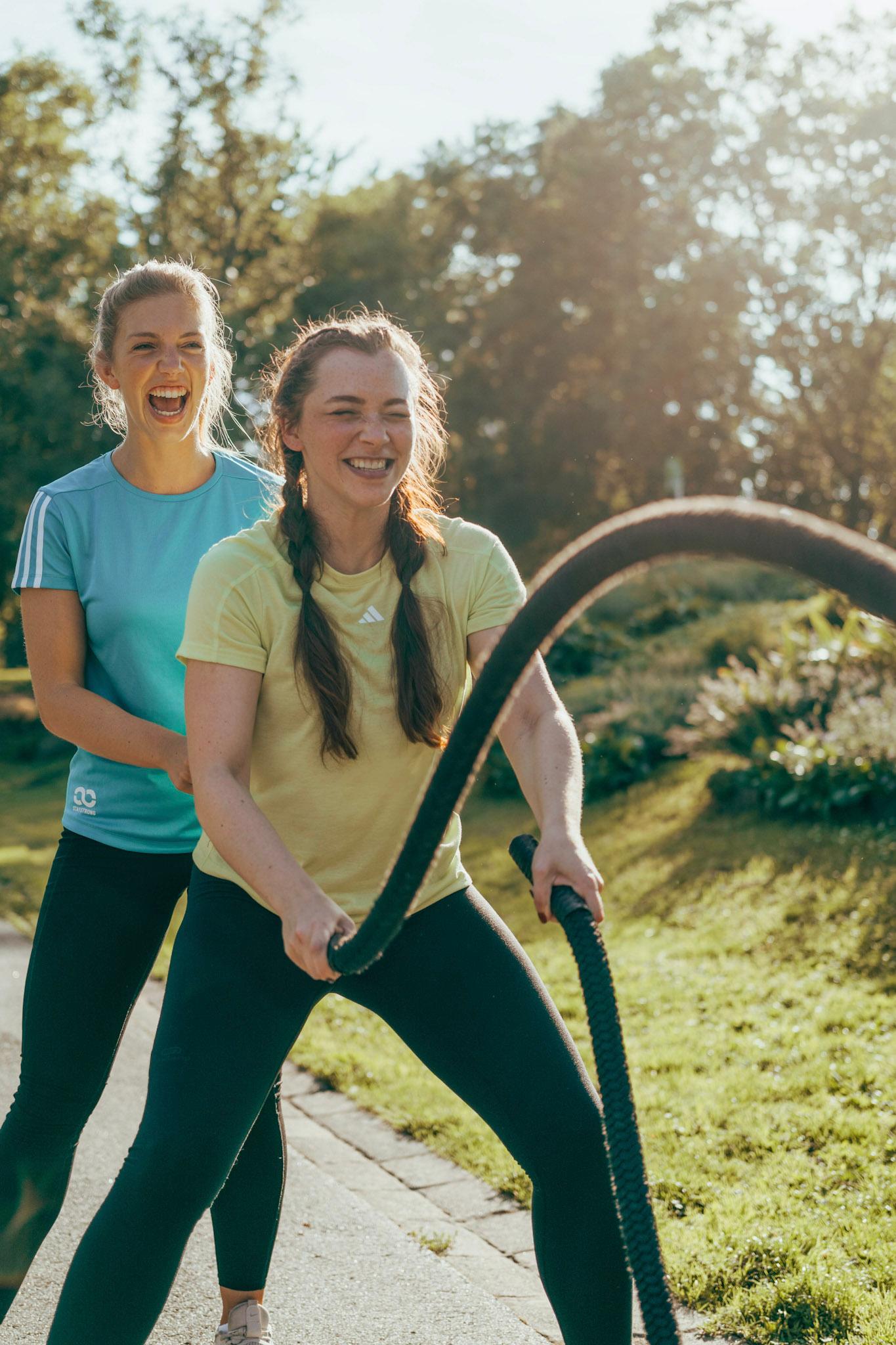 Zwei Frauen im Outdoor Bootcamp in Düsseldorf - Original Bootcamp