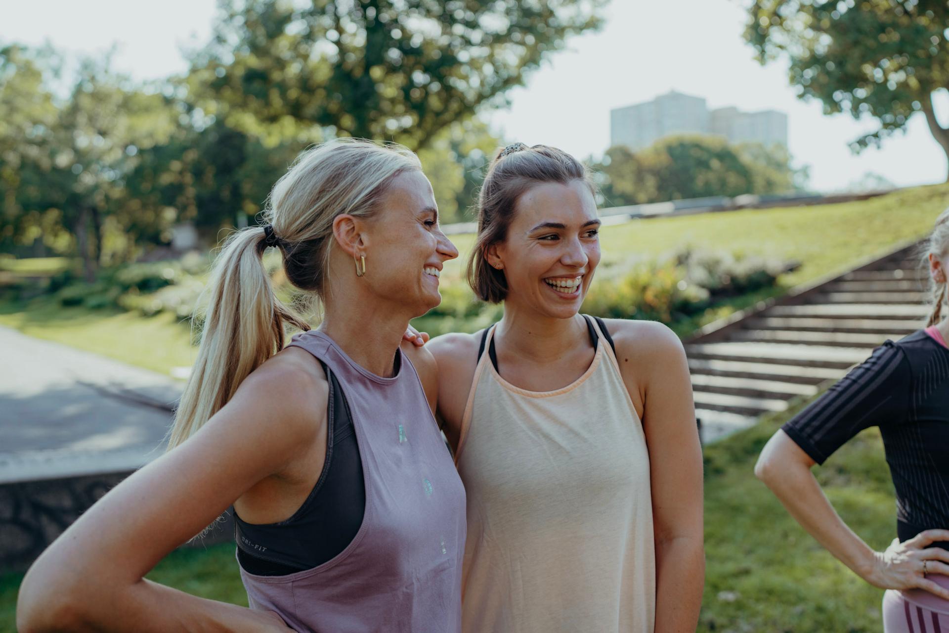 Lachende Frauen im Women Only Fitness Bootcamp in Düsseldorf