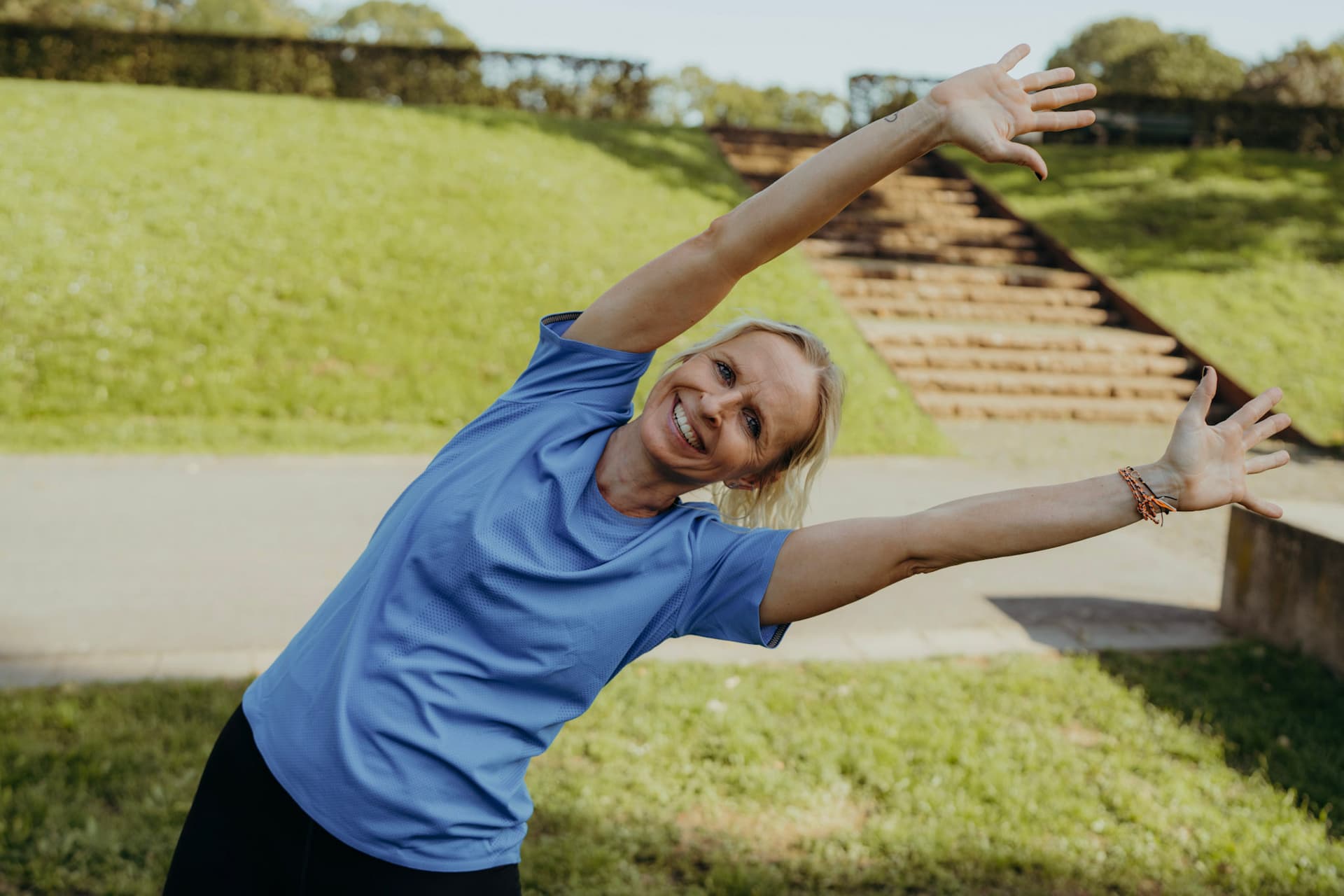 Lächelnde Frau im Frauen Fitness Bootcamp