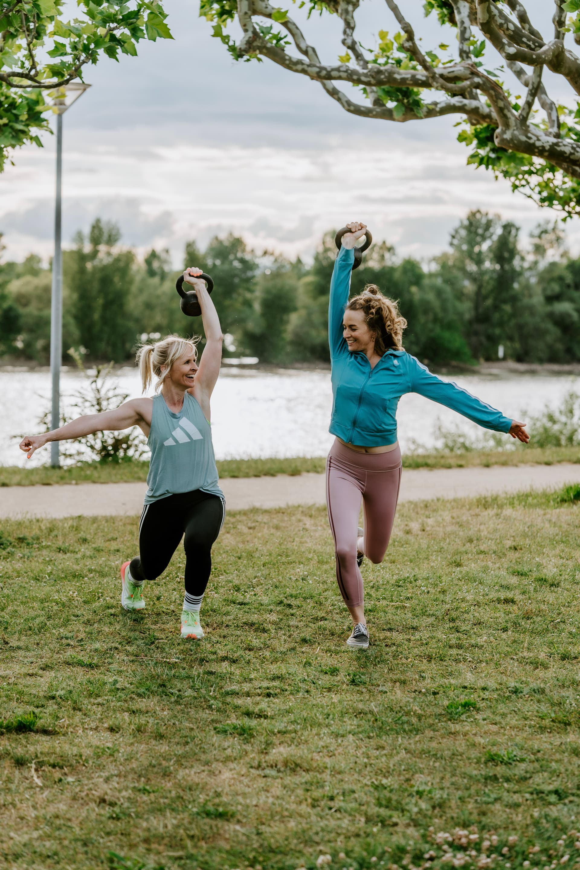 Funktionelles Training mit Kettlebells im Frauen Fitness Workout Frankfurt