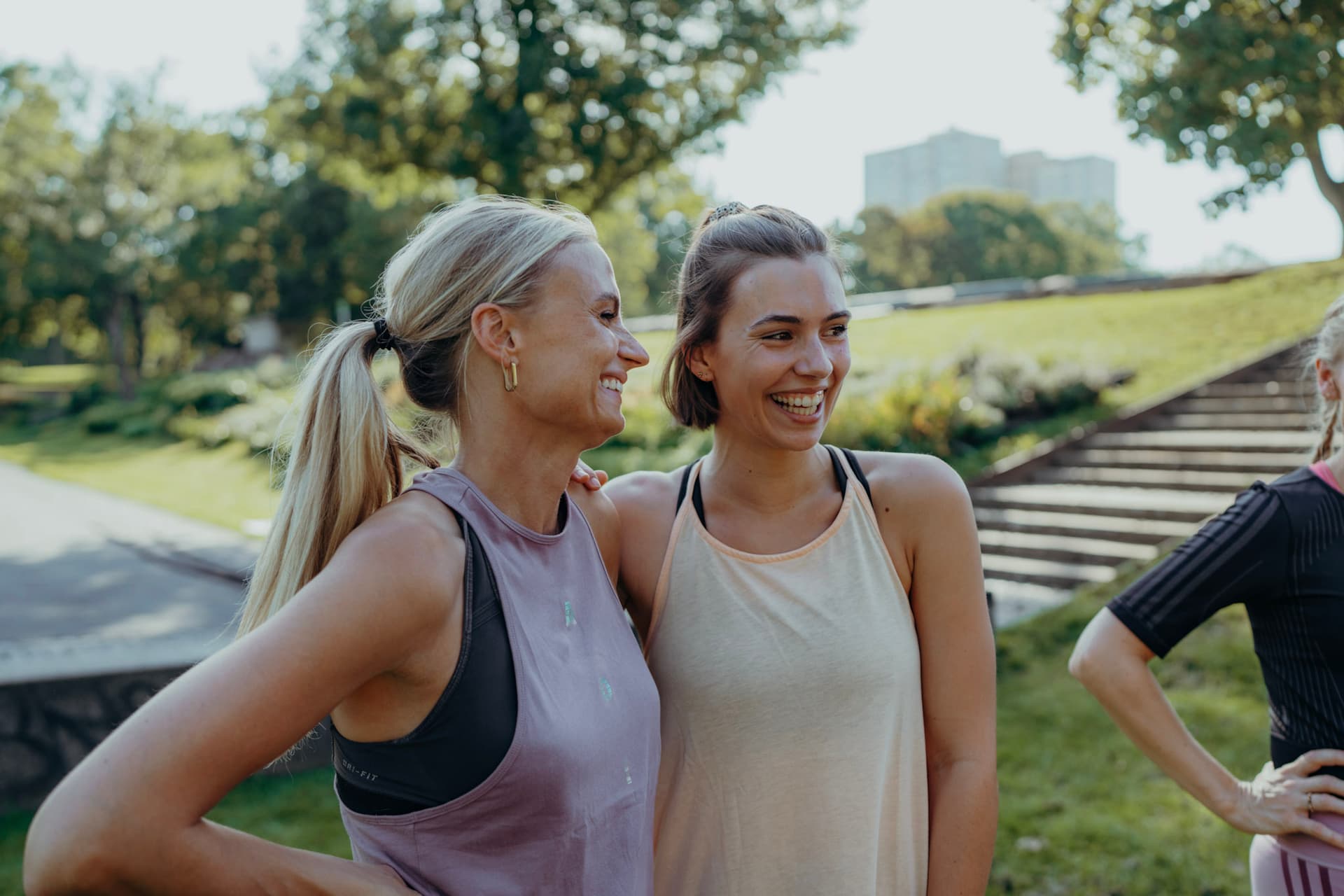 Lachende Frauen im Women Only Fitness Bootcamp in Frankfurt