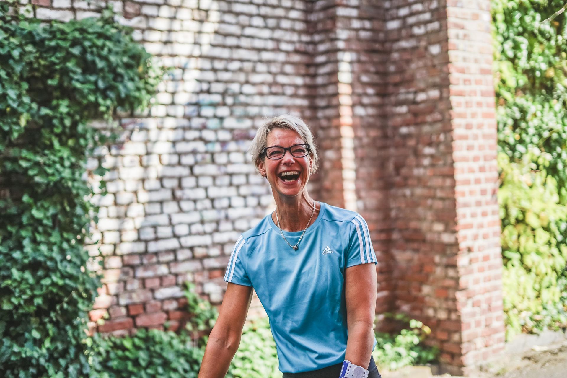 Fitness Trainerin Daniela-Yvonne Hering aus Kiel lächelt in die Kamera