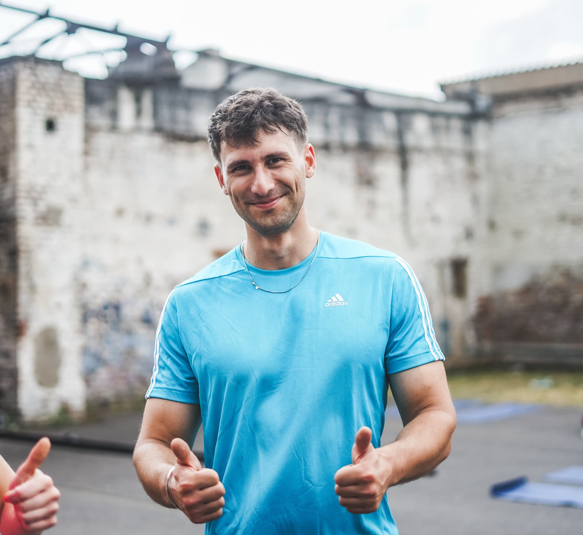 Fitness Trainer Nitai Kohsow aus Potsdam zeigt Daumen nach oben