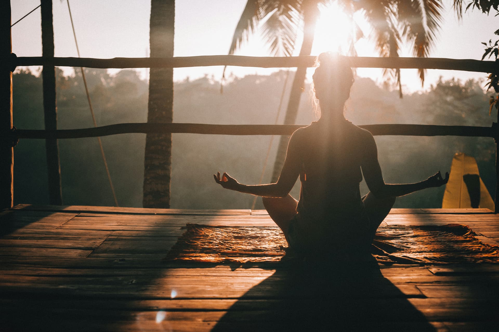 Entspannte Teilnehmerin eines Frauen-Retreats bei der Meditation