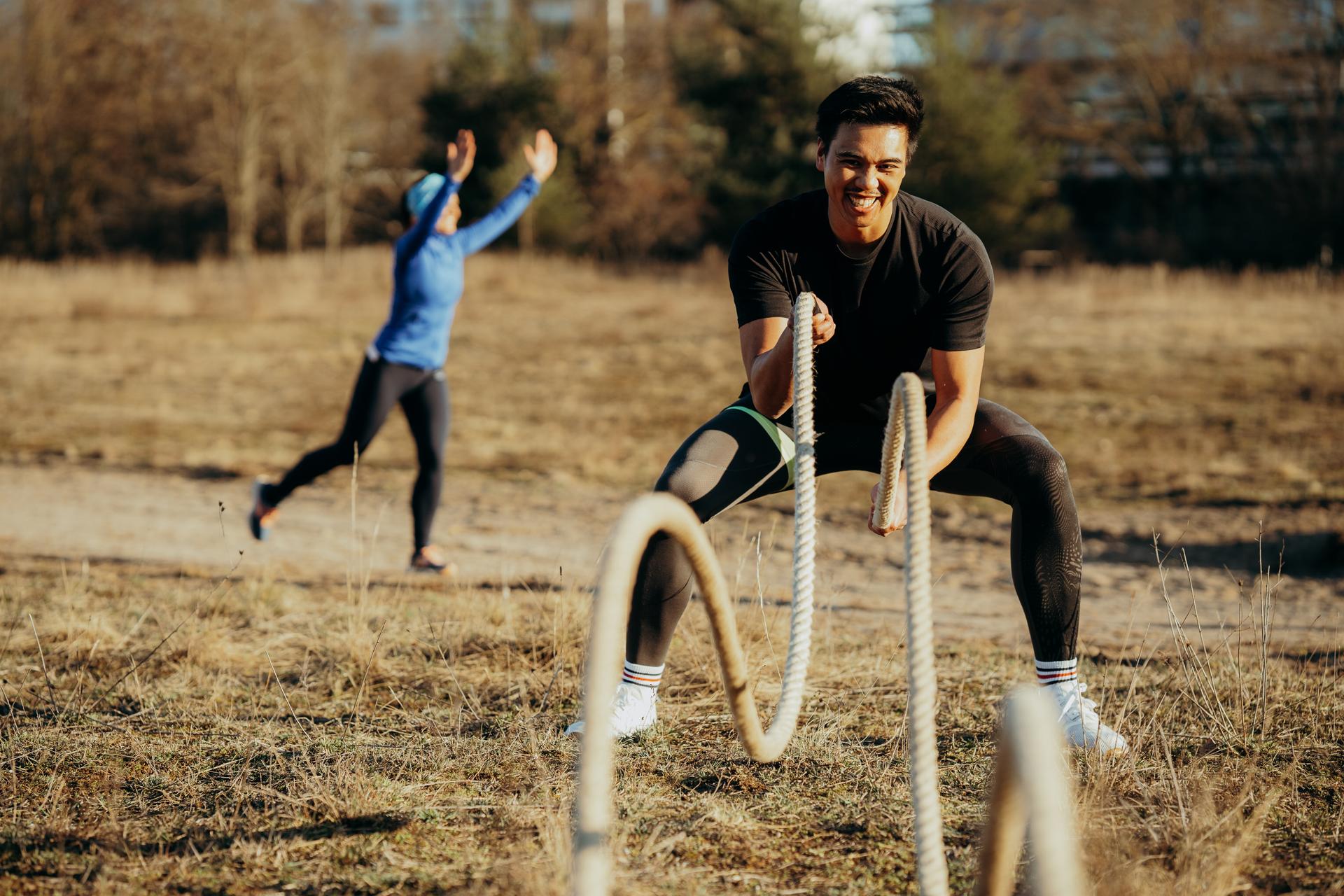 Teilnehmer beim Fitness Bootcamp an den Seilen